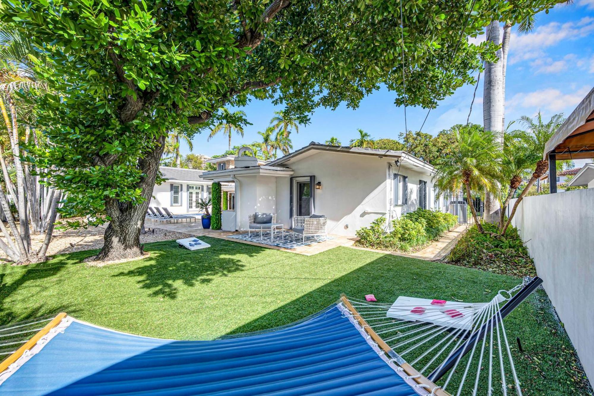 Private Neighborhood Heated Pool Lush Surroundings Harbor Key Resldences Holiday home Fort Lauderdale