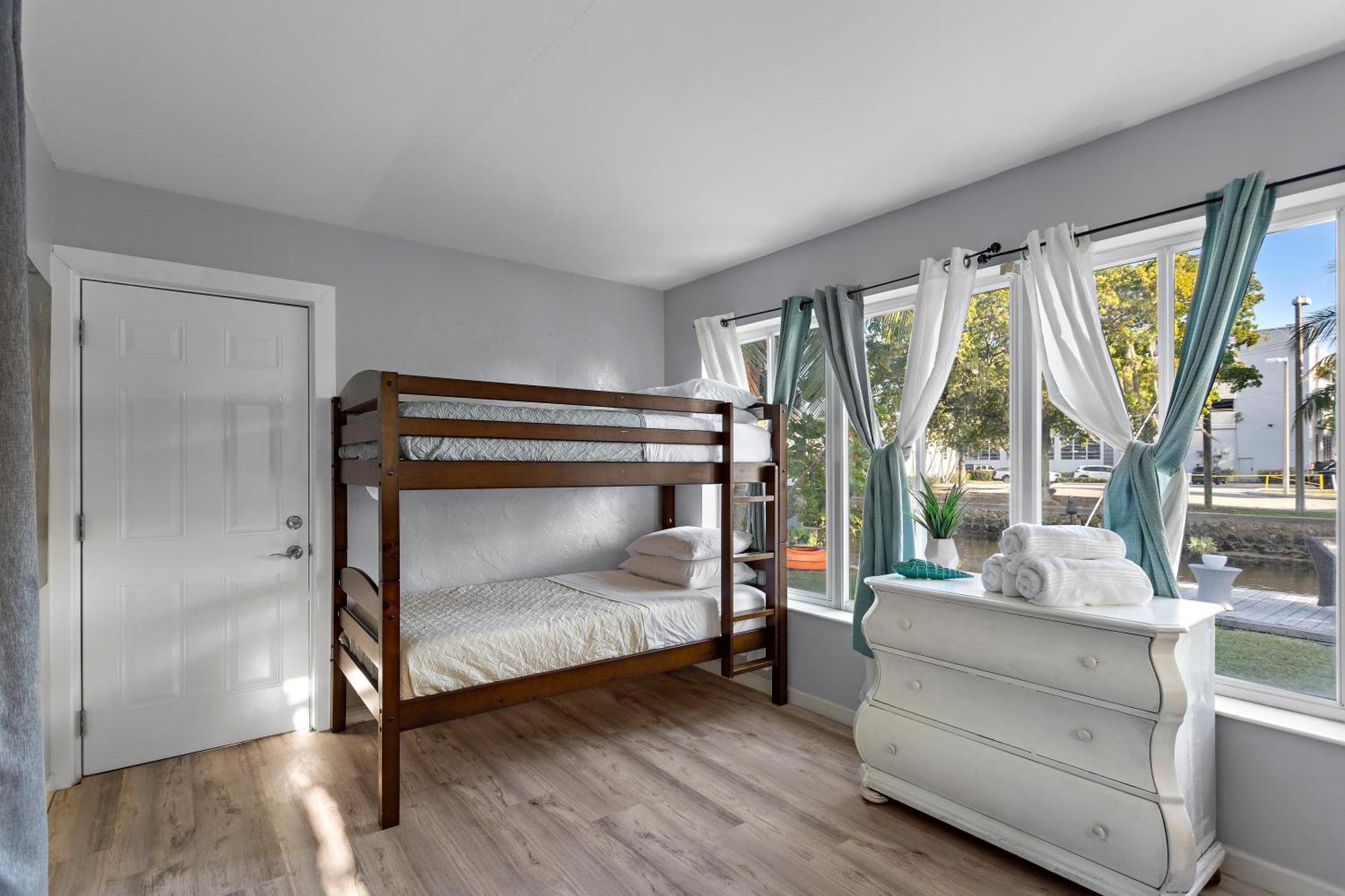 Riverwalk I Private Dock & Hot Tub Villa *