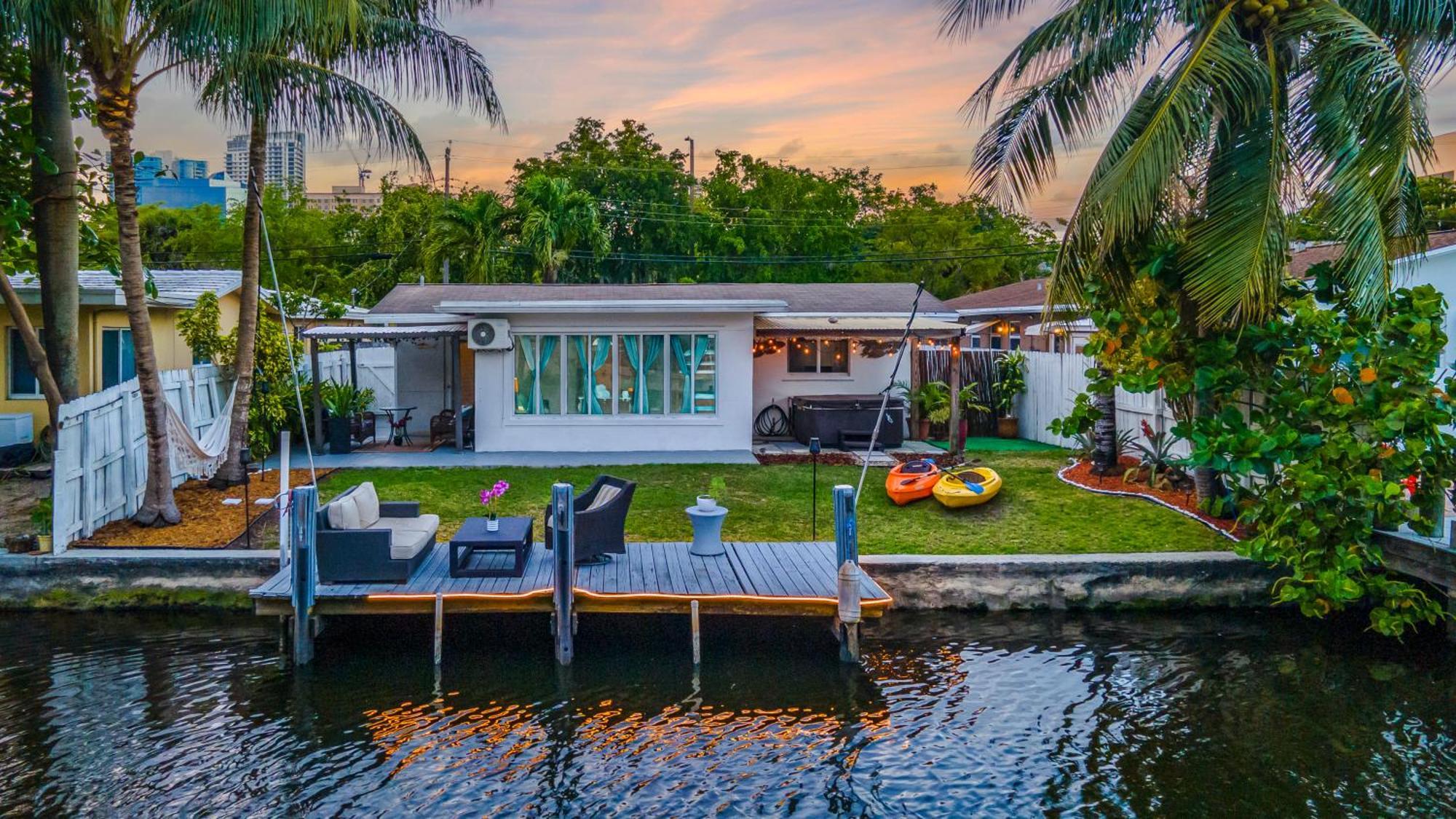 Riverwalk I Private Dock & Hot Tub Villa *