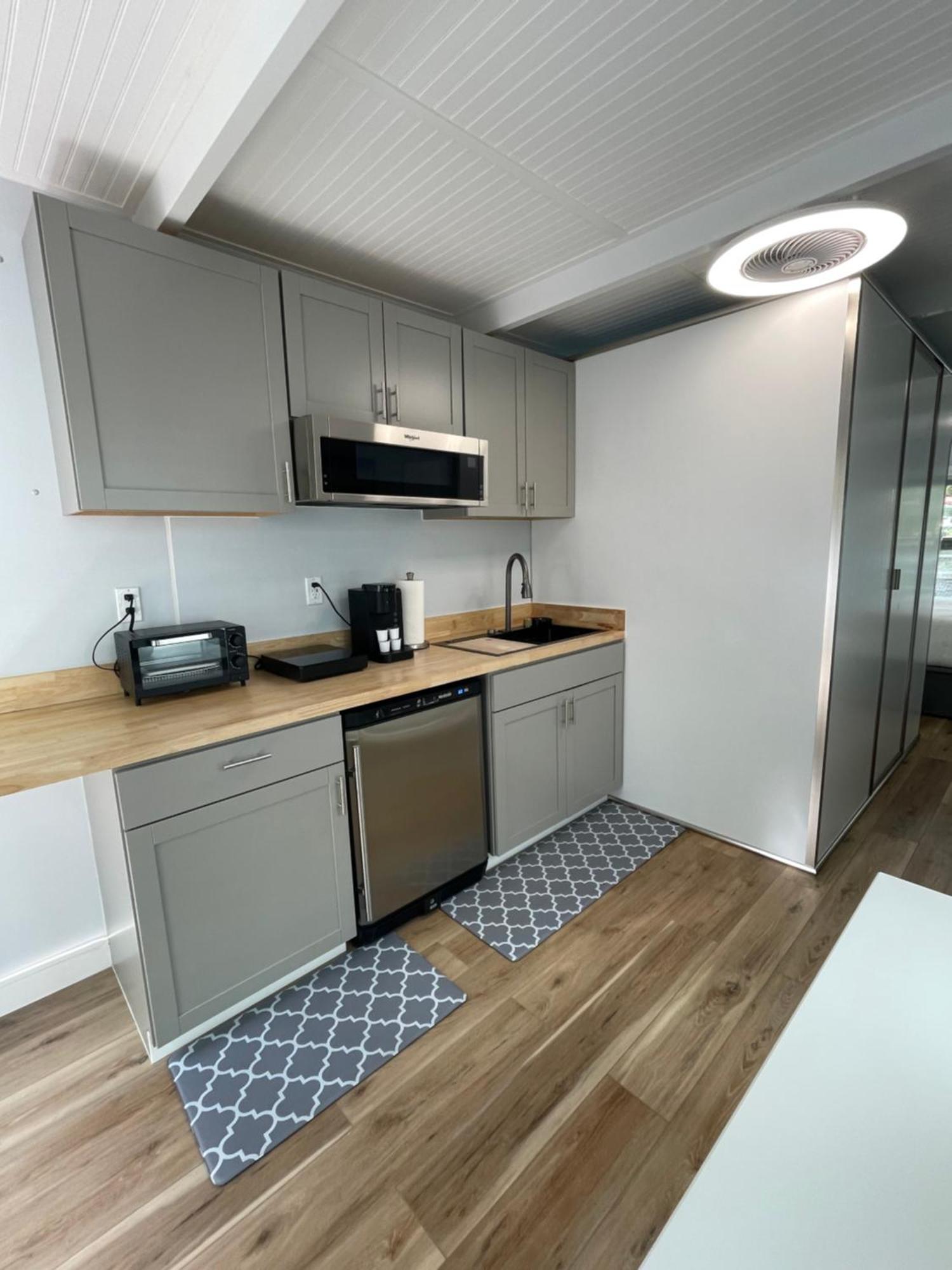 Botel Unique Houseboat Modern And New