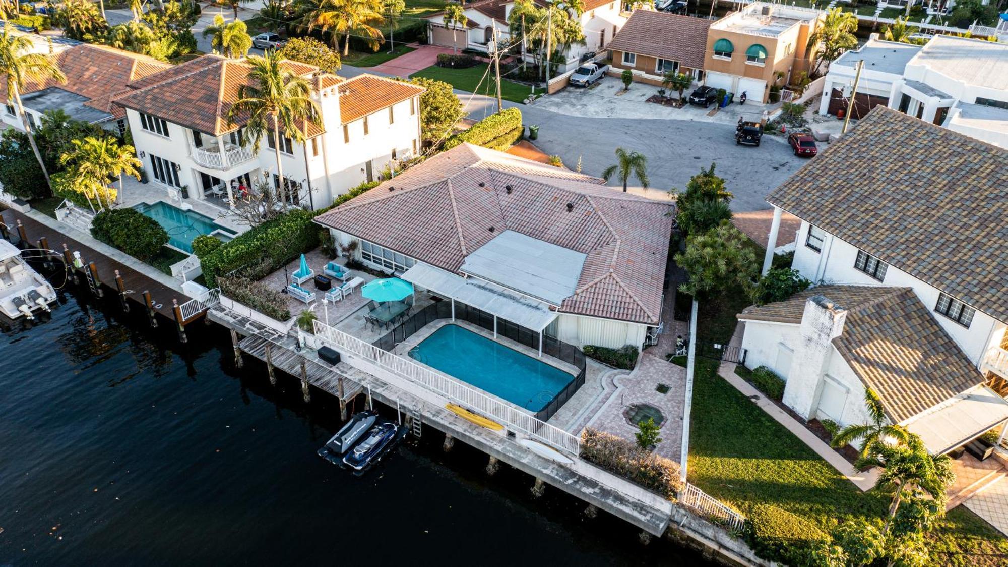 Waterfront Heated Pool Walk To Holiday home *