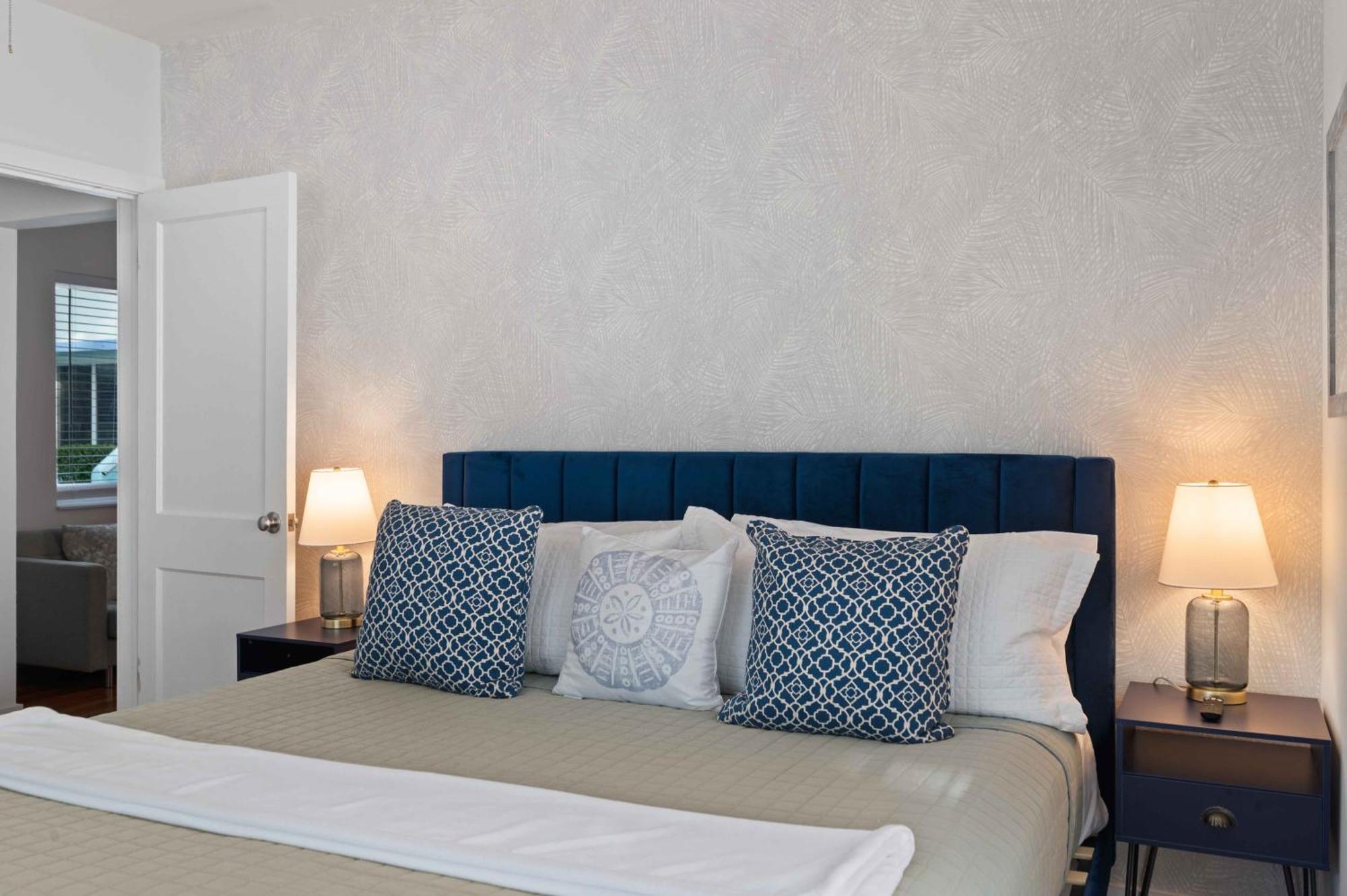 Apartment By The King Beds Lush Patio W Bbq Breakers Key One H0mes Fort Lauderdale