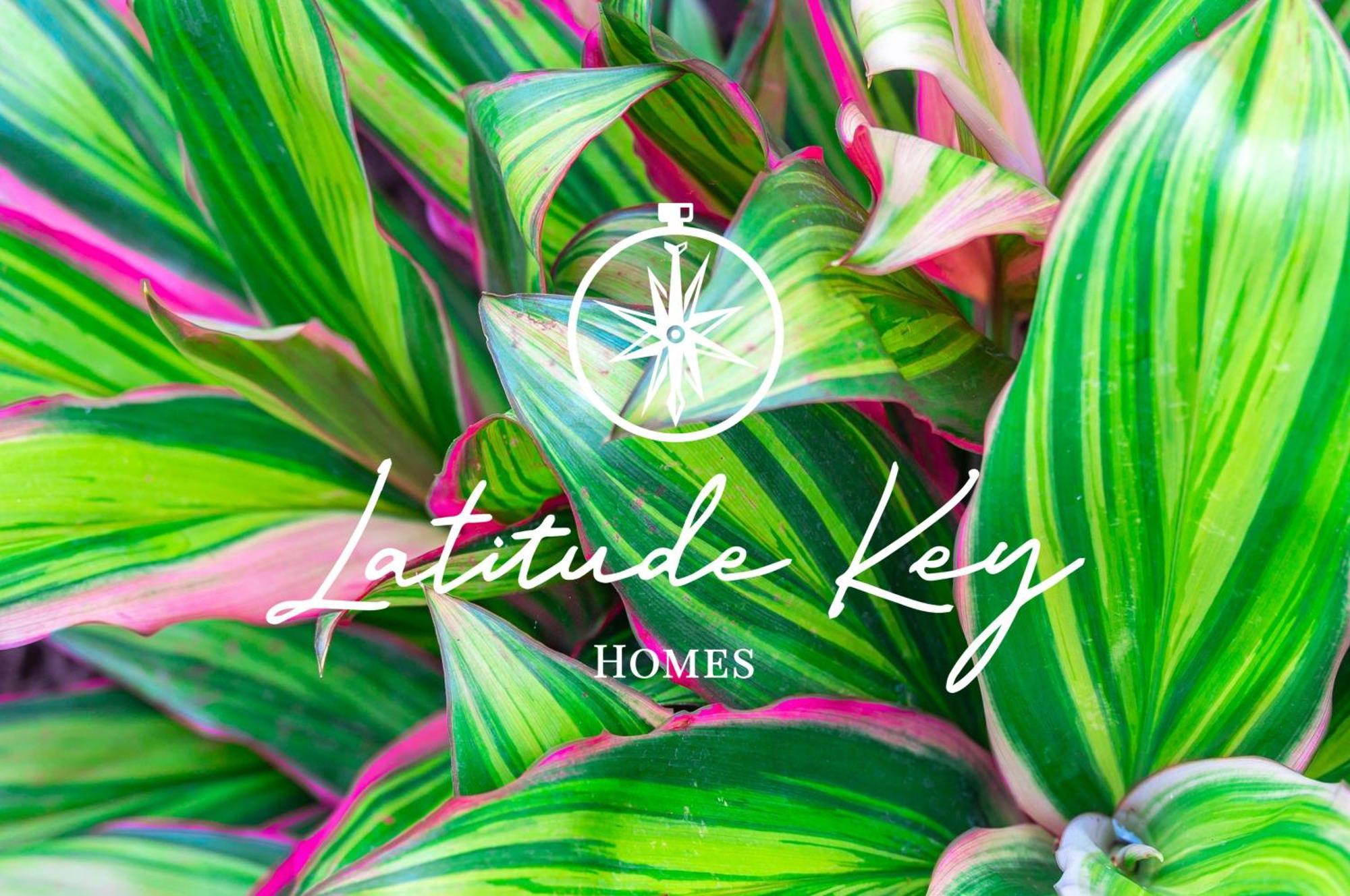 By The King Bed Lush Patio W Bbq Breakers Key Three H0mes *