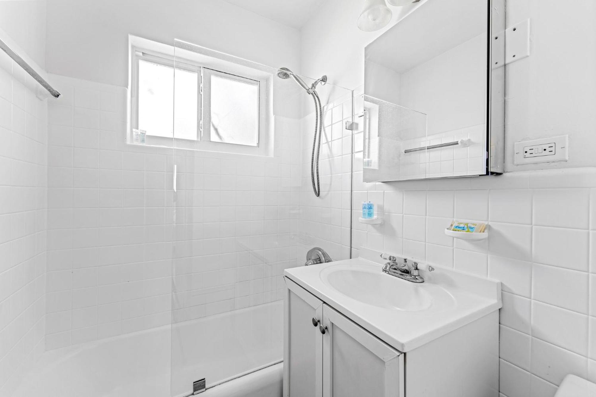 2-min Walk To The Beach! Sleeps 7 - Large 2br2ba #5 *