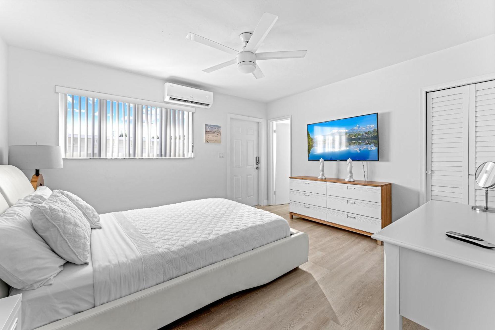 2-min Walk To The Beach! Sleeps 7 - Large 2br2ba #5 Apartment *