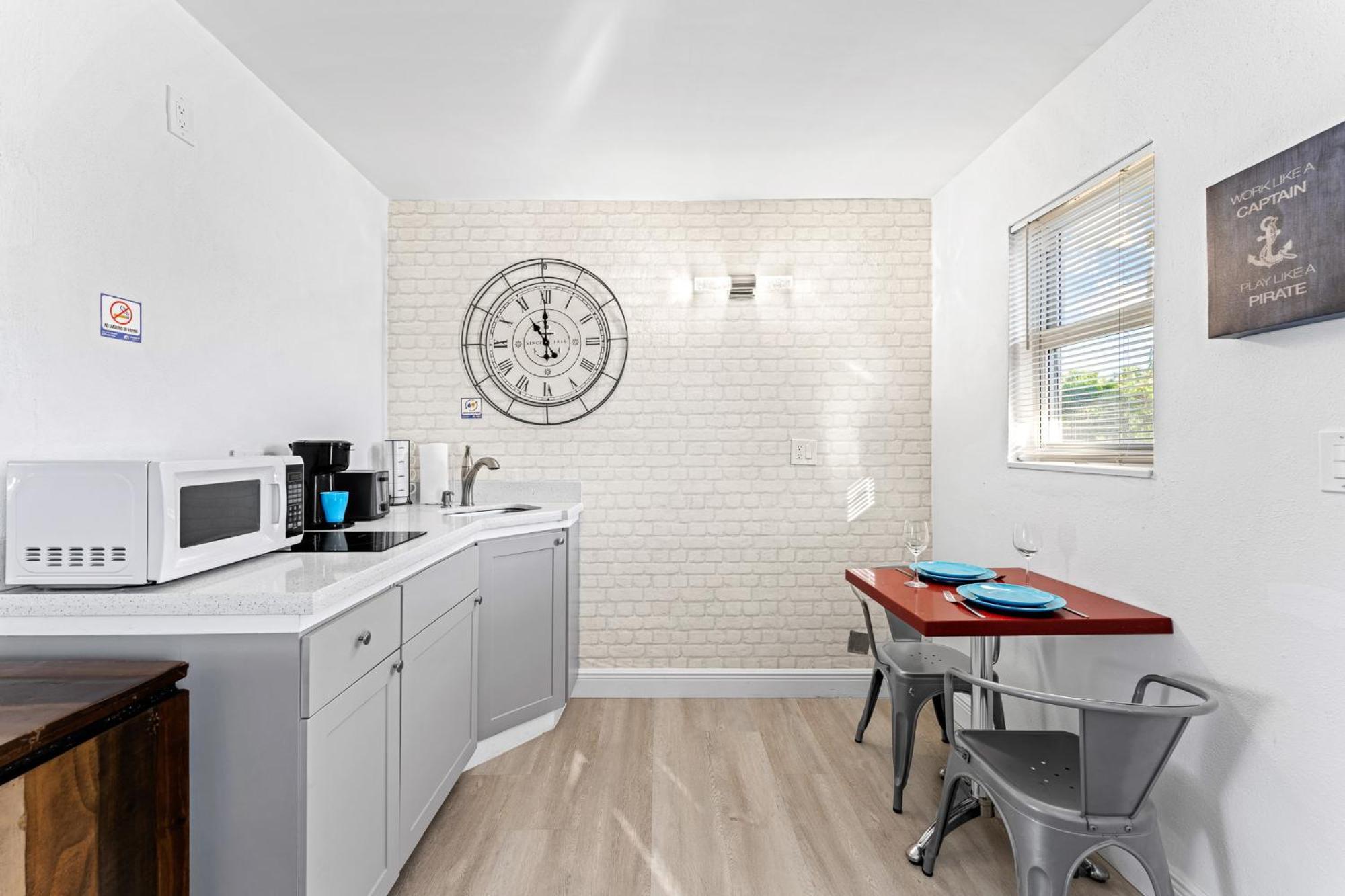 Apartment Steps From The Beach-all Renovated Unit #3 *