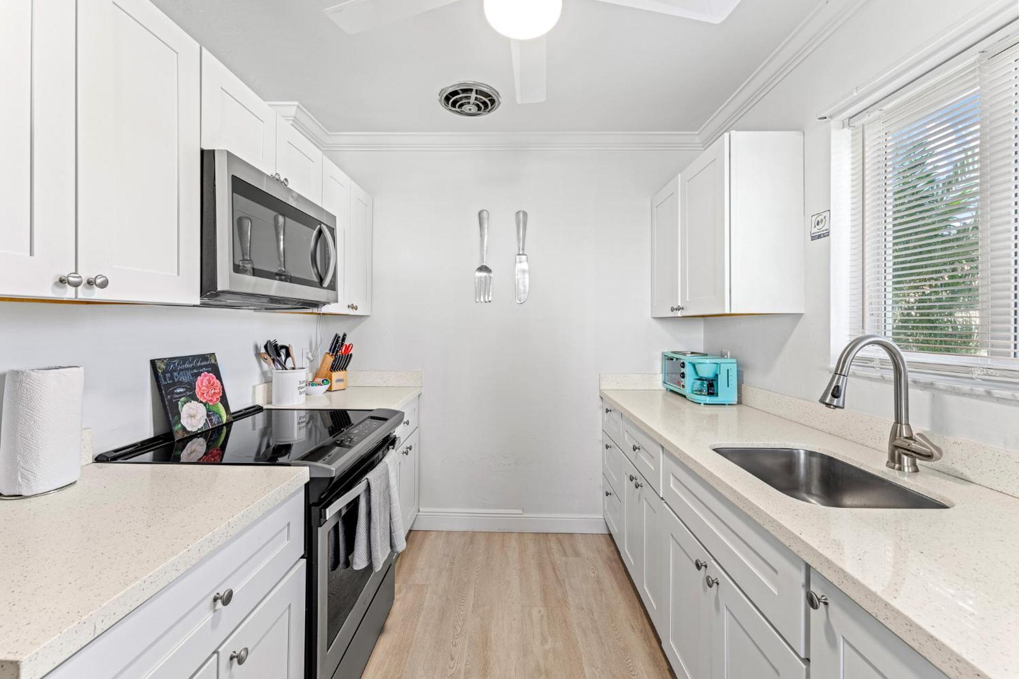 2-min Walk To The Beach! Sleeps 7 - Large 2br2ba #5 Apartment Fort Lauderdale
