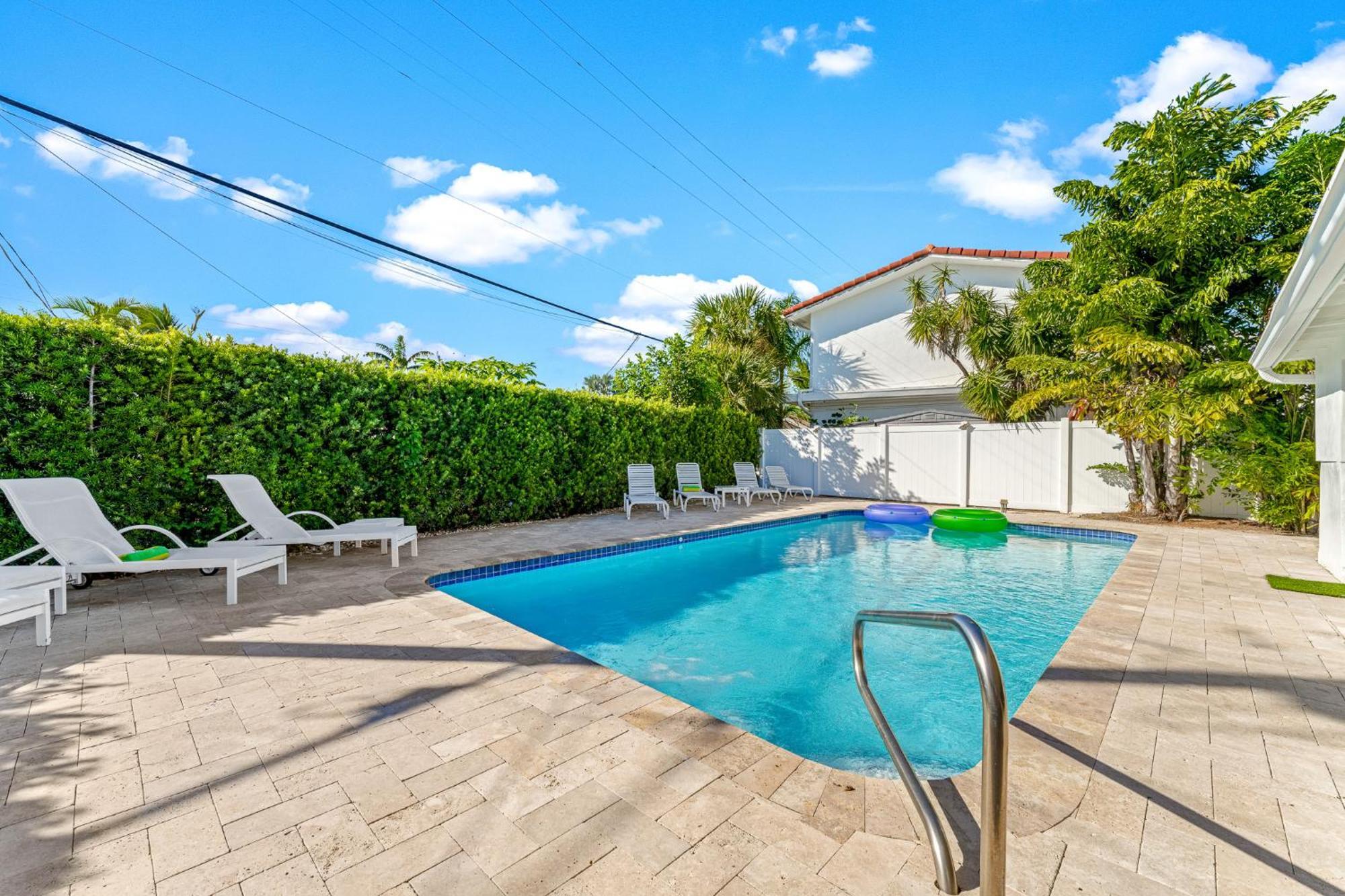 2-min Walk To The Beach! Sleeps 7 - Large 2br2ba #5 Apartment Fort Lauderdale