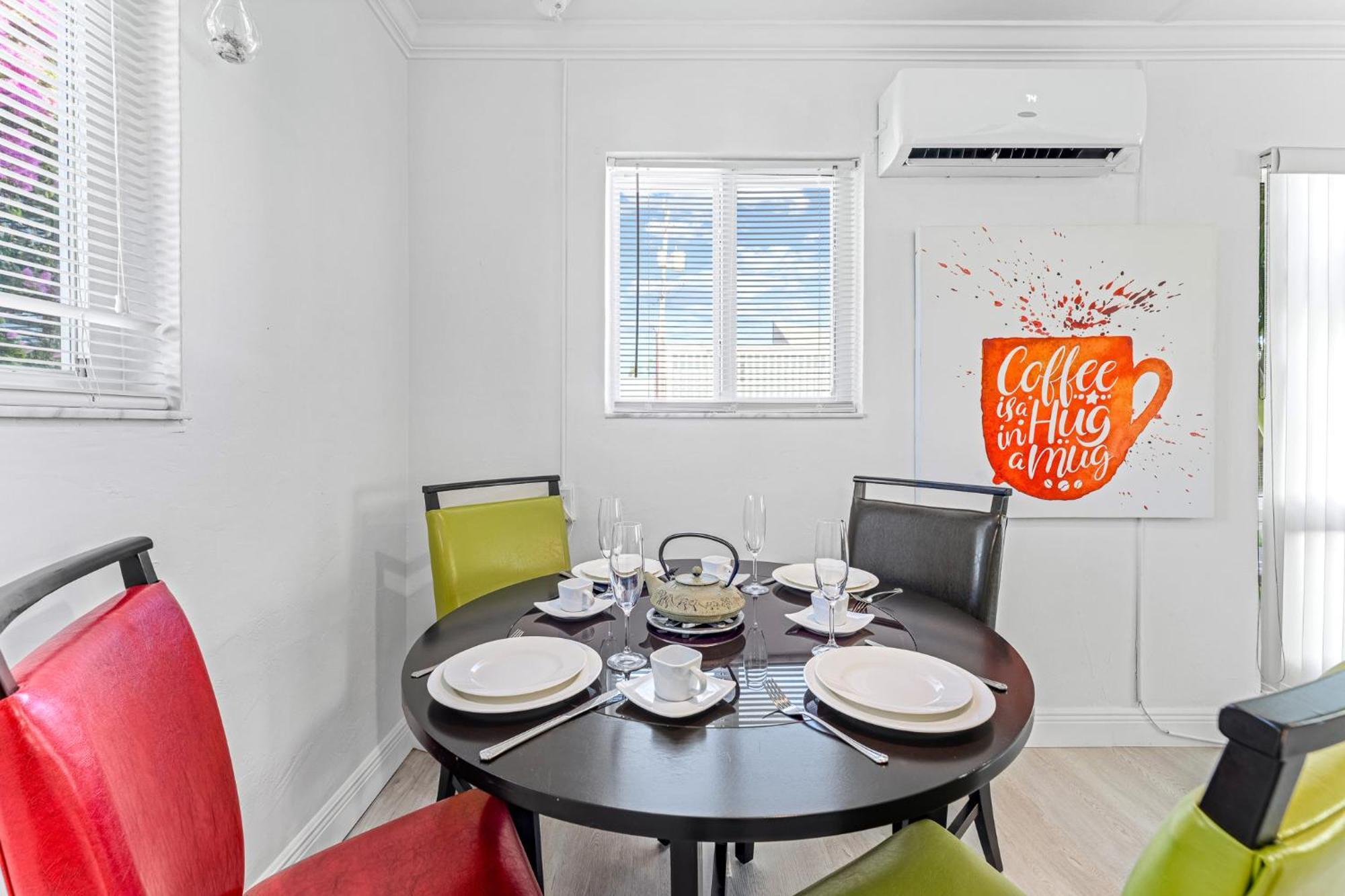 2-min Walk To The Beach! Sleeps 7 - Large 2br2ba #5 Apartment Fort Lauderdale