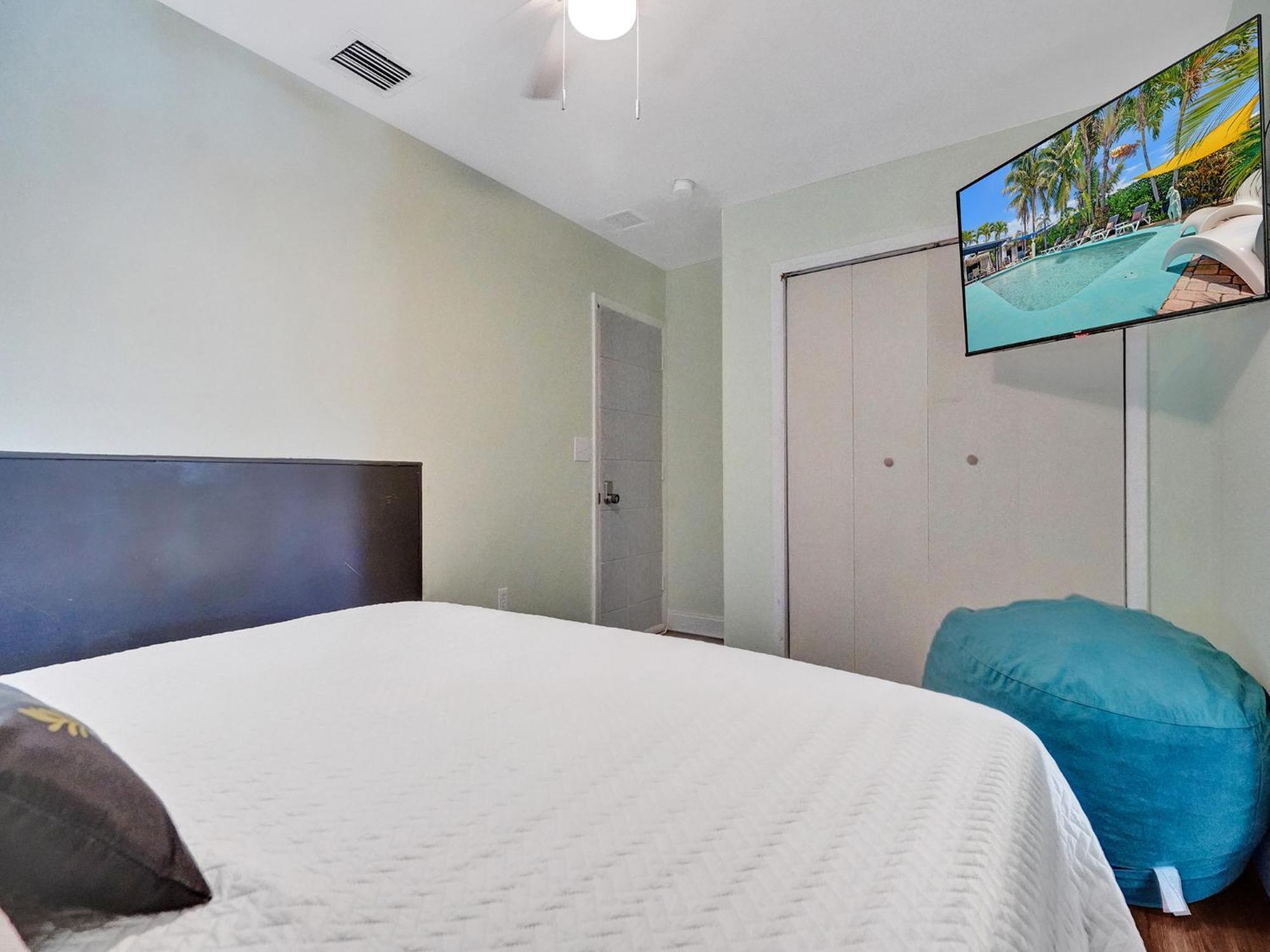 Guest house Gaypool Side Pleasure Clothing Optional Mens Only