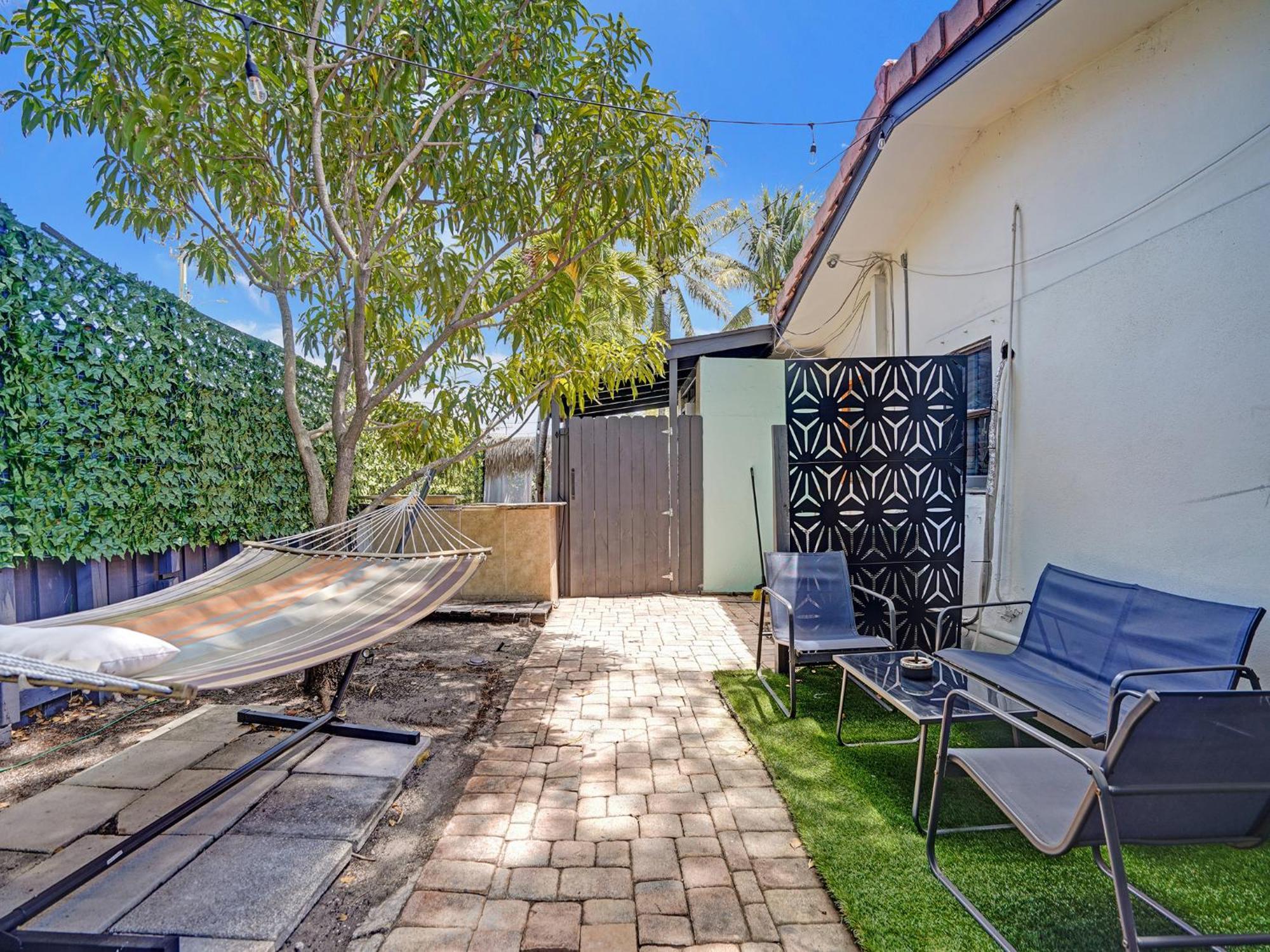 Guest house Gayclothing Optional Pool Retreat Men Only W Private Courtyard *
