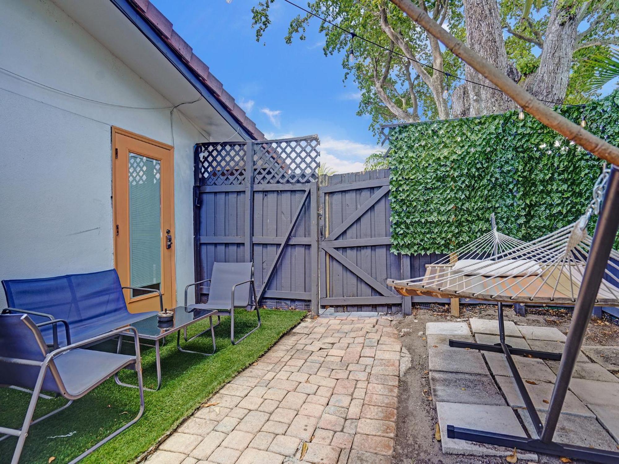Gayclothing Optional Pool Retreat Men Only W Private Courtyard Guest house Fort Lauderdale