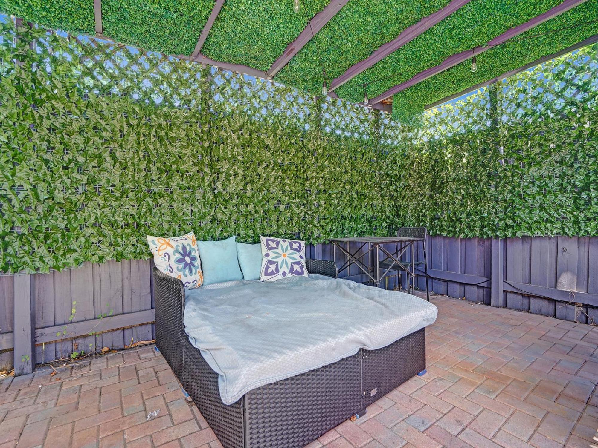 Guest house Gayclothing Optional Pool Retreat Men Only W Private Courtyard