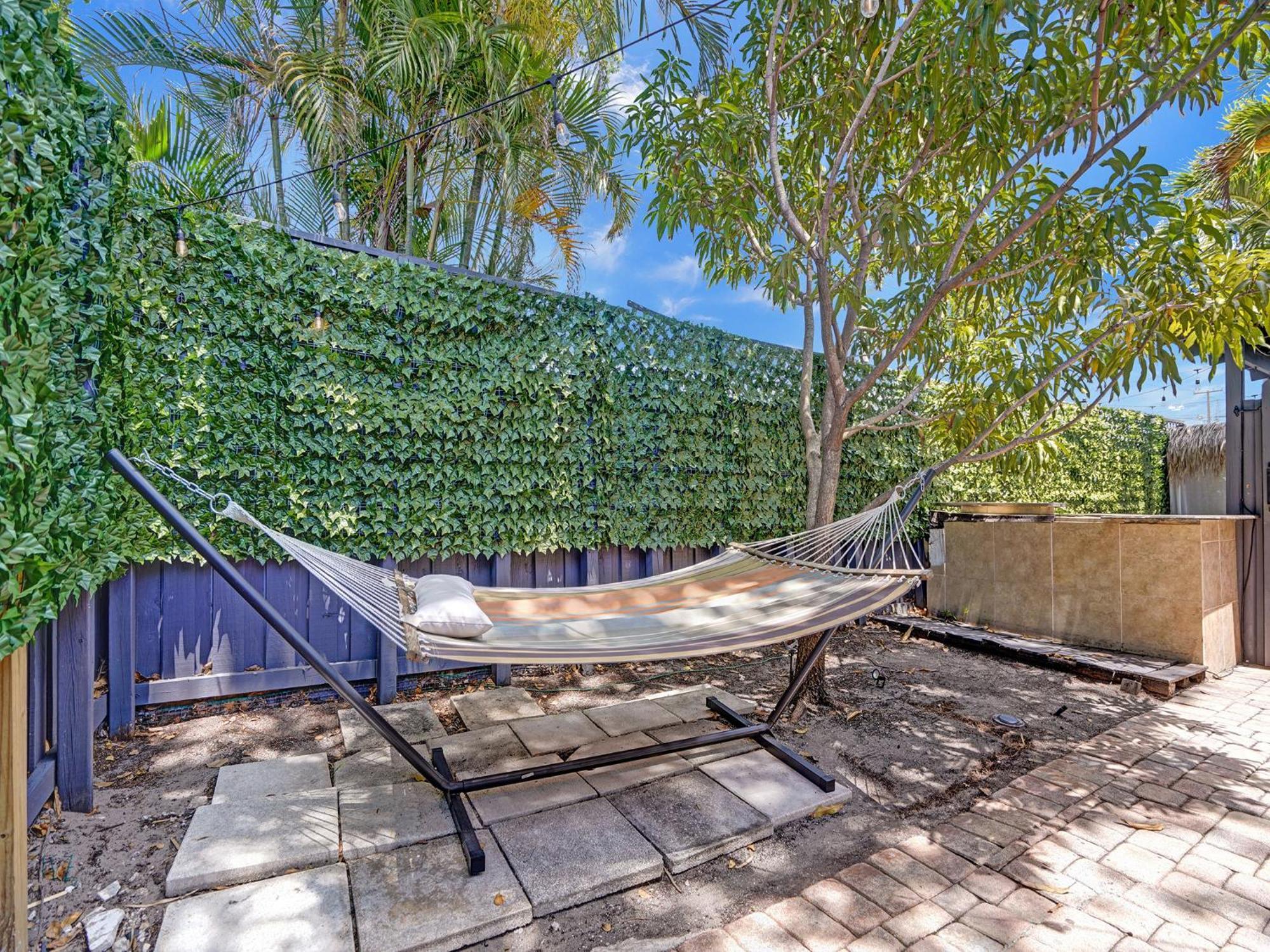 Guest house Gayclothing Optional Pool Retreat Men Only W Private Courtyard