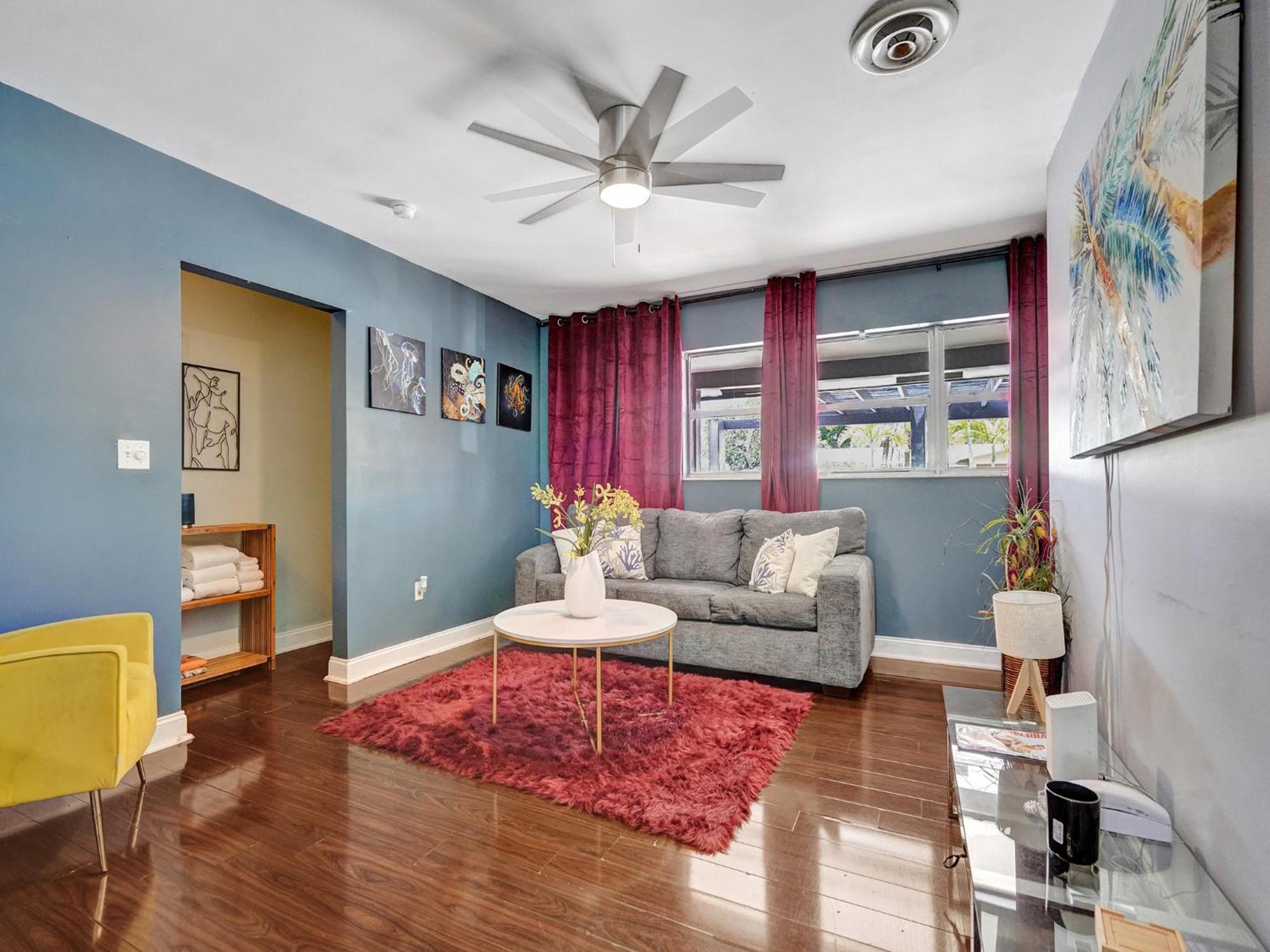 Large Gay Men's 1 Bedroom W Gameroom Heated Pool Clothing Optional *