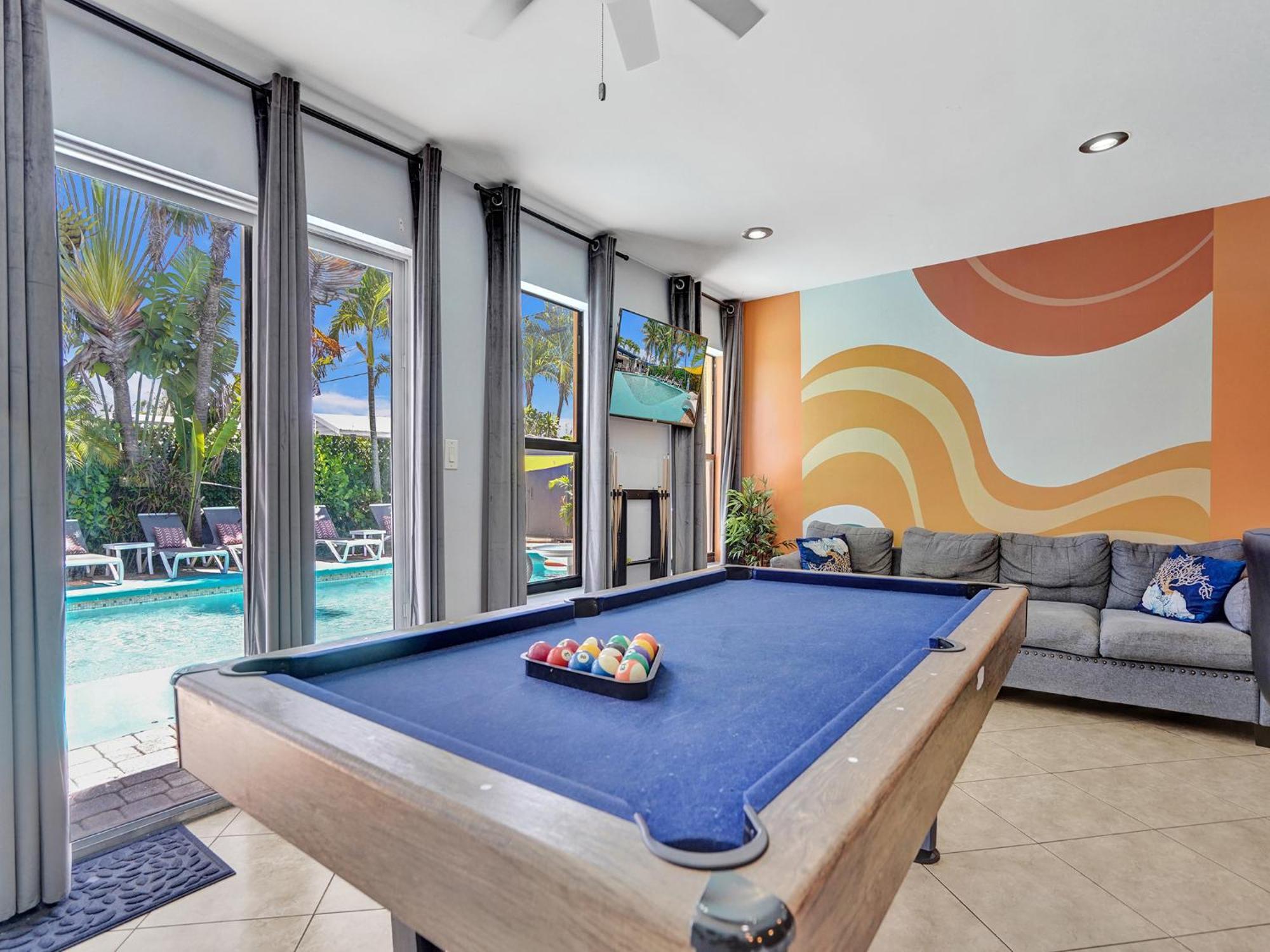Large Gay Men's 1 Bedroom W Gameroom Heated Pool Clothing Optional *