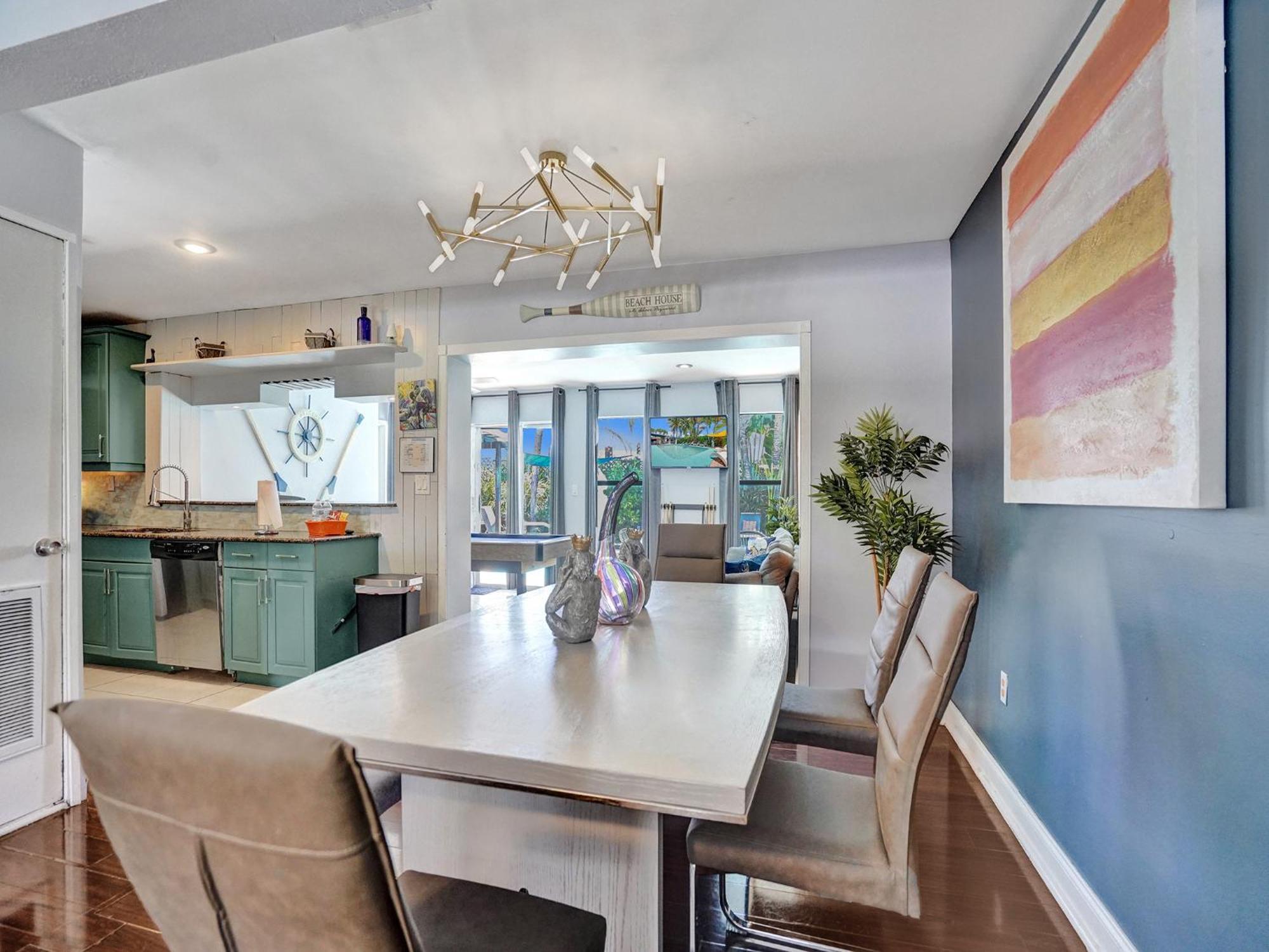 Guest house Large Gay Men's 1 Bedroom W Gameroom Heated Pool Clothing Optional *