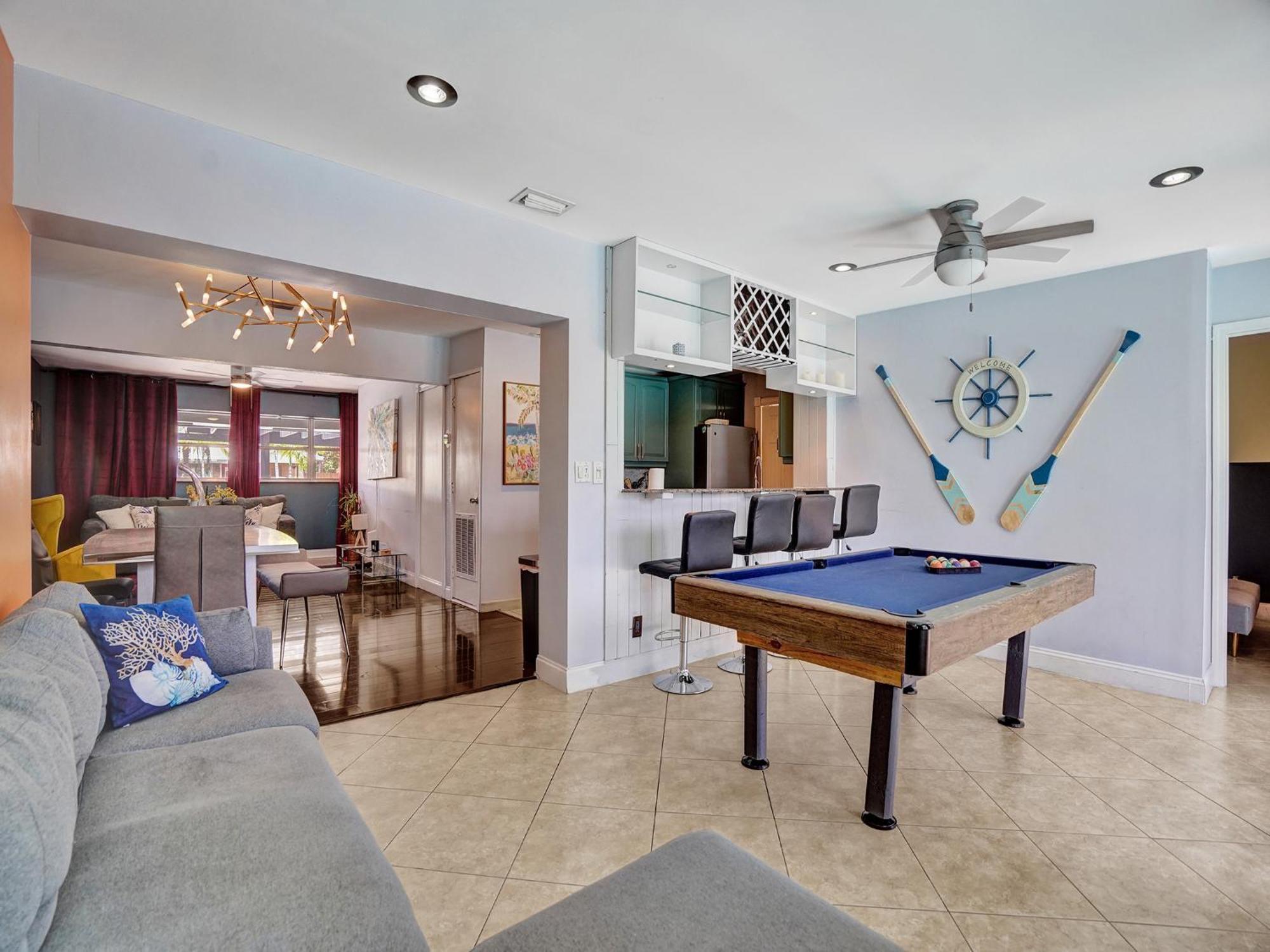 Guest house Large Gay Men's 1 Bedroom W Gameroom Heated Pool Clothing Optional