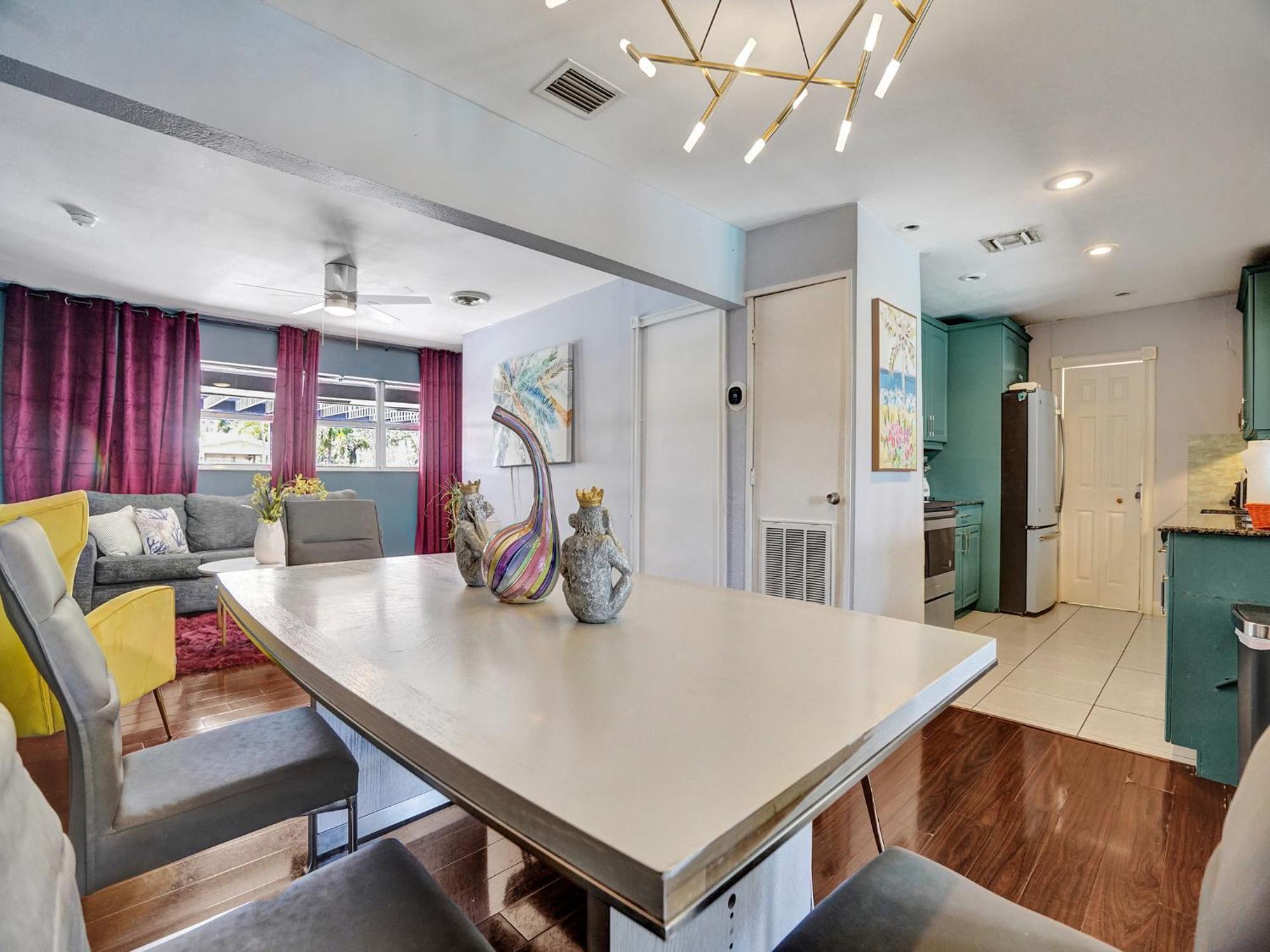 Large Gay Men's 1 Bedroom W Gameroom Heated Pool Clothing Optional *
