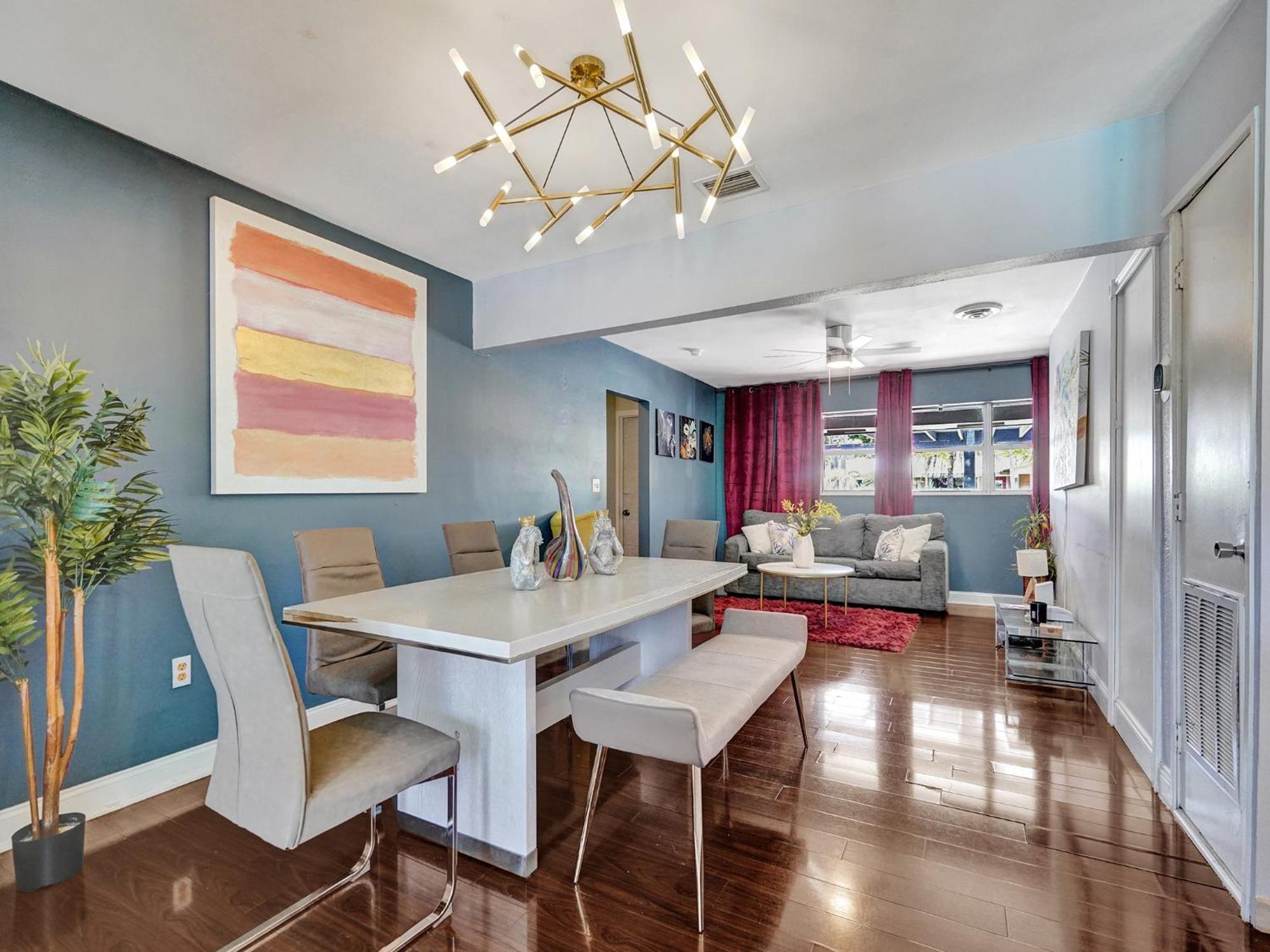 Large Gay Men's 1 Bedroom W Gameroom Heated Pool Clothing Optional Guest house Fort Lauderdale