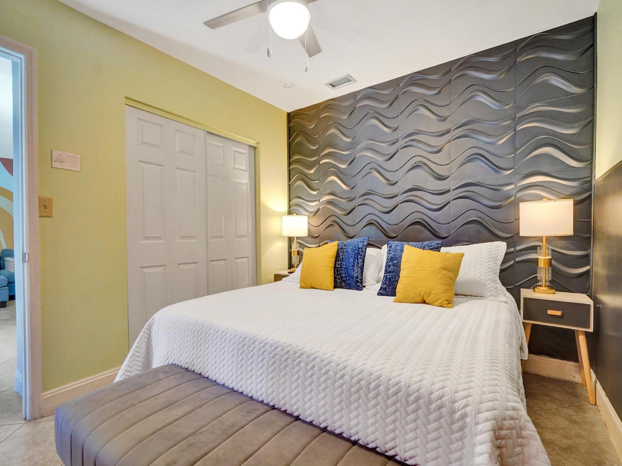 Large Gay Men's 1 Bedroom W Gameroom Heated Pool Clothing Optional Fort Lauderdale