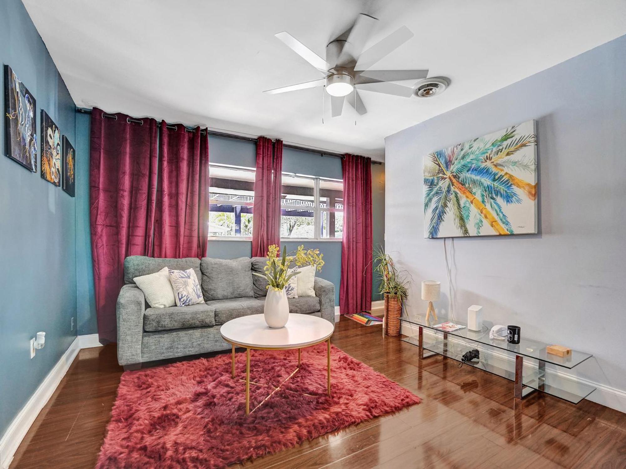 Large Gay Men's 1 Bedroom W Gameroom Heated Pool Clothing Optional * Fort Lauderdale