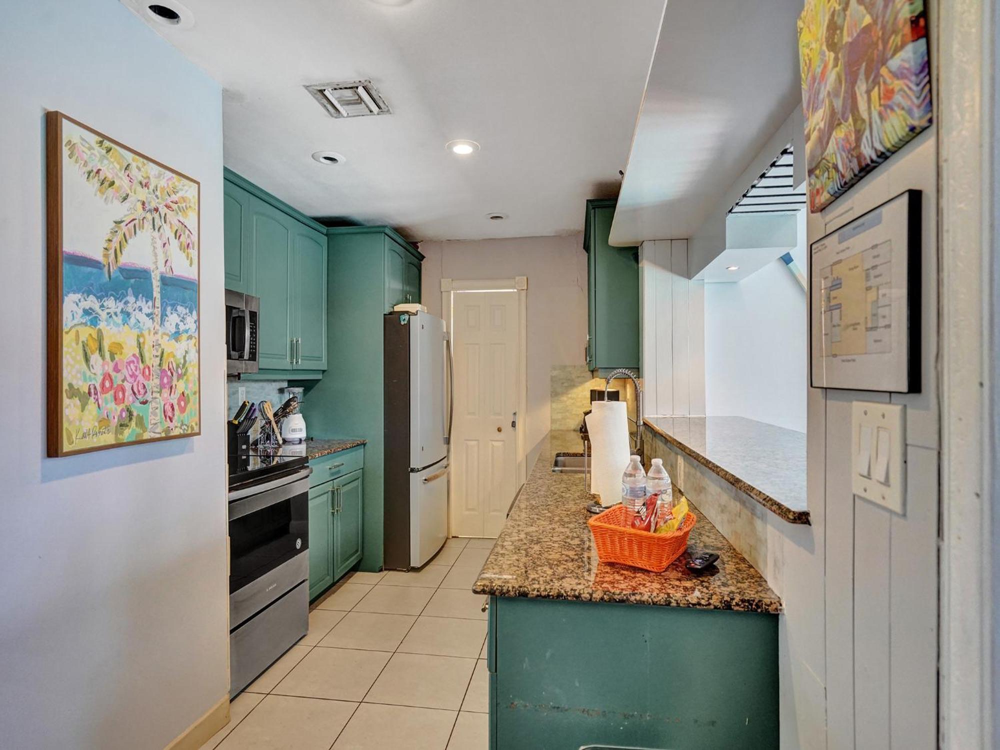 Large Gay Men's 1 Bedroom W Gameroom Heated Pool Clothing Optional