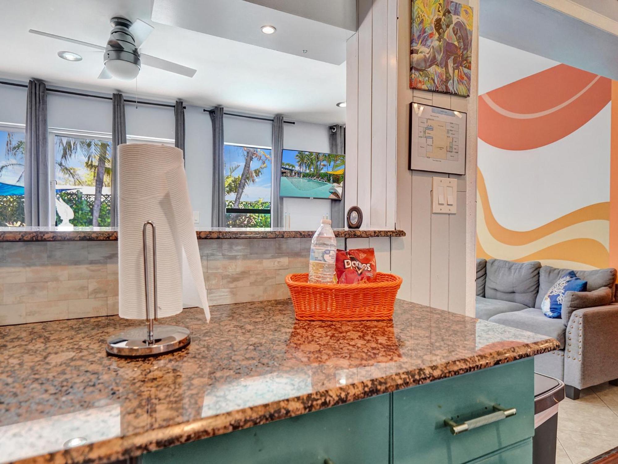 Large Gay Men's 1 Bedroom W Gameroom Heated Pool Clothing Optional Guest house *
