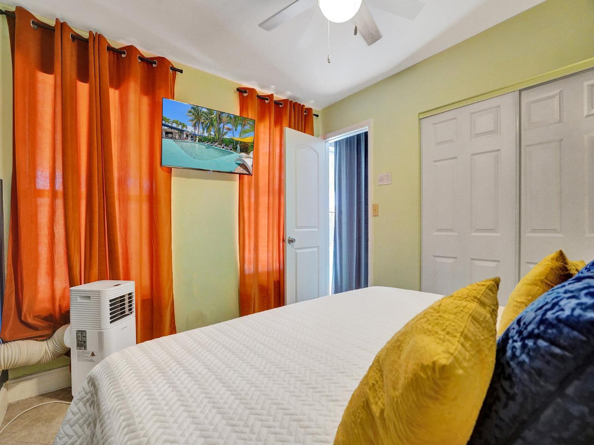Large Gay Men's 1 Bedroom W Gameroom Heated Pool Clothing Optional * Fort Lauderdale