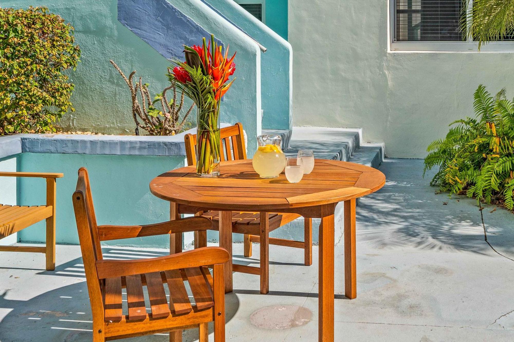 By The King Bed Lush Patio W Bbq Breakers Key Seven H0mes