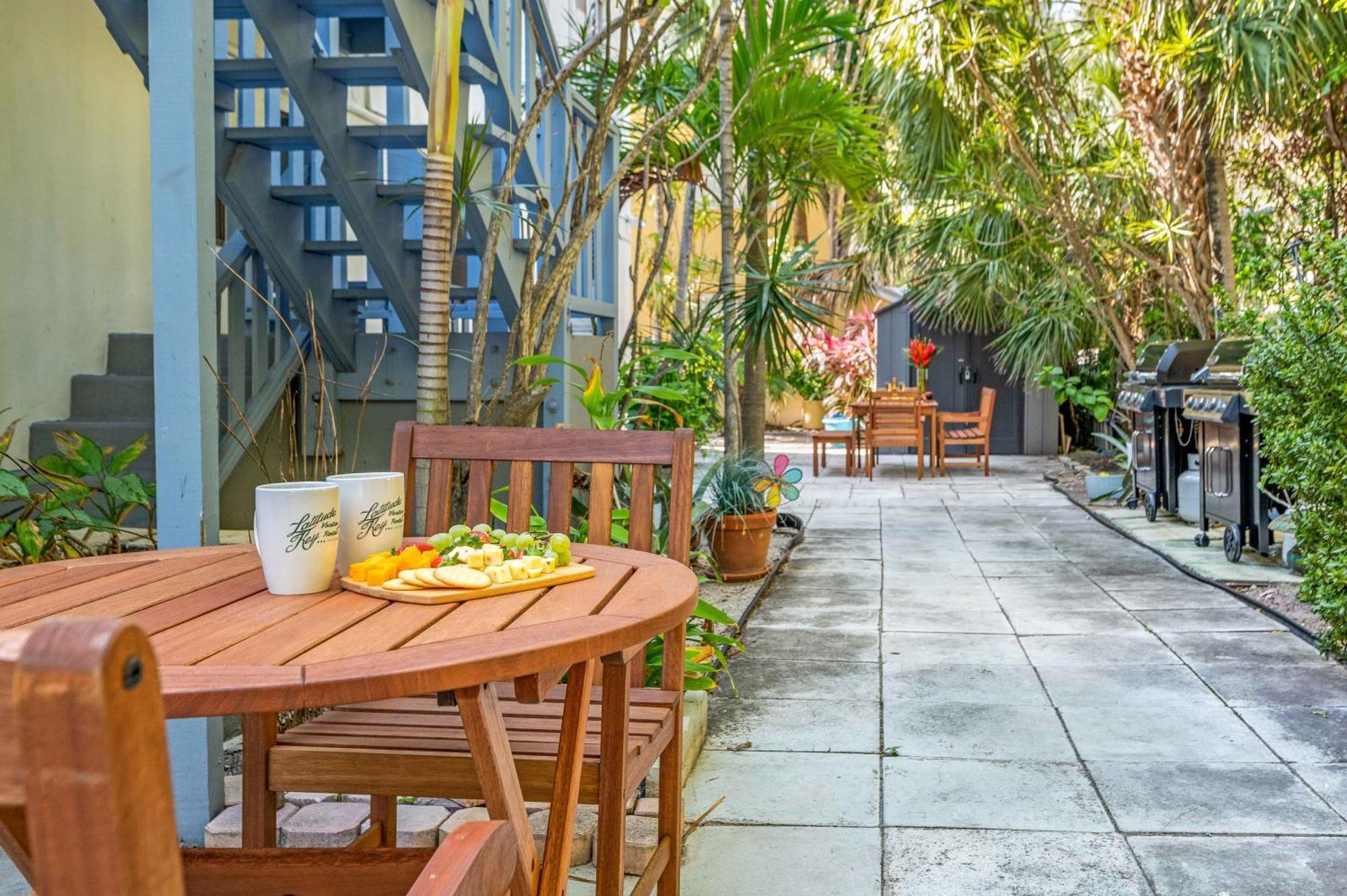 Apartment By The King Bed Lush Patio W Bbq Breakers Key Seven H0mes *