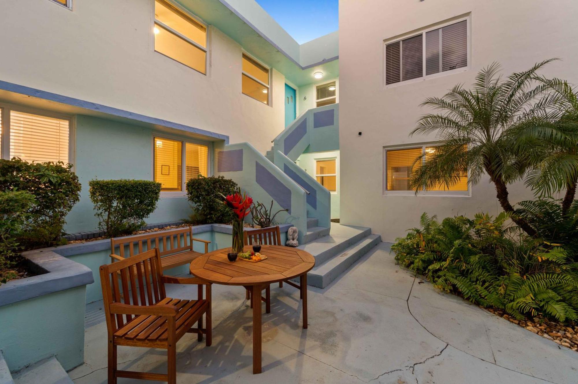 By The King Bed Lush Patio W Bbq Breakers Key Three H0mes Apartment *