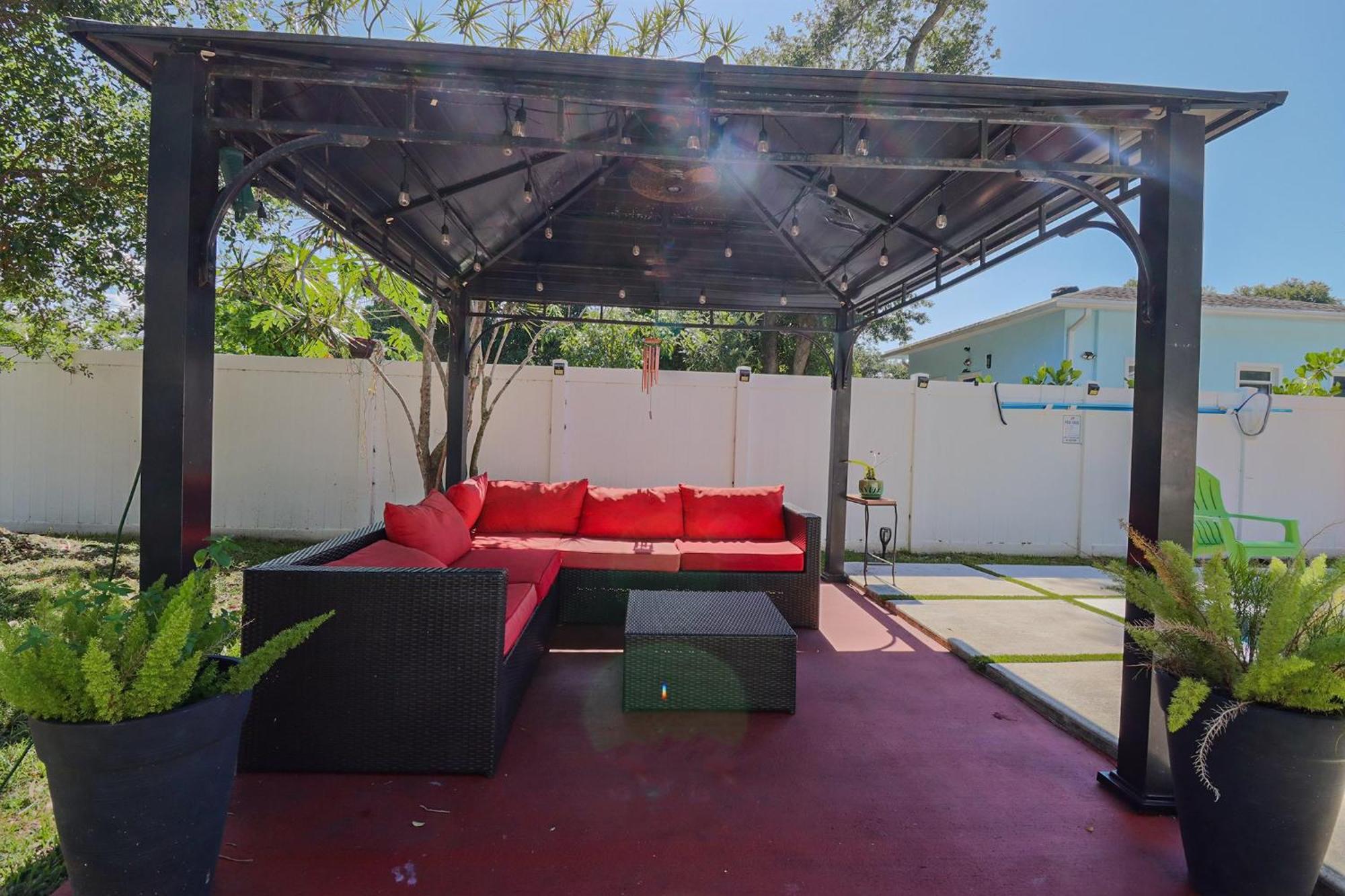 Charming With Pool Close To The Beach.