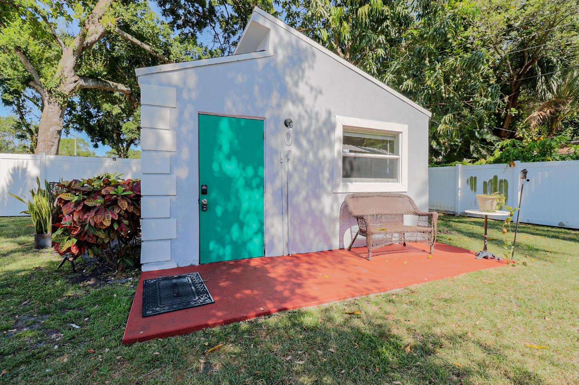 Charming With Pool Close To The Beach. *