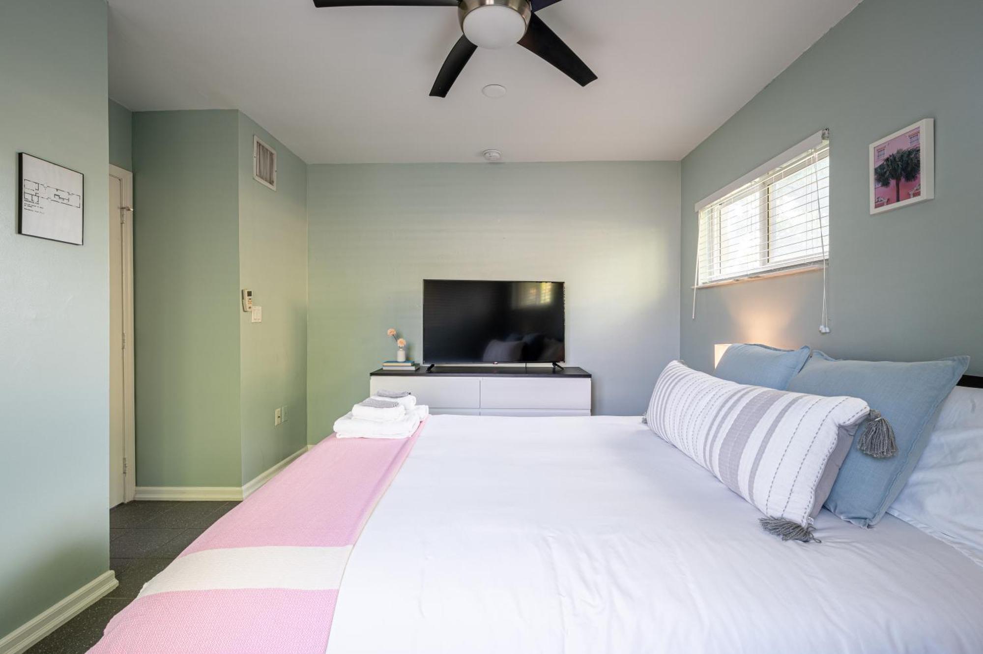 Apartment Bright: Tropical Retreat - Ridge - East Sunrise Blvd