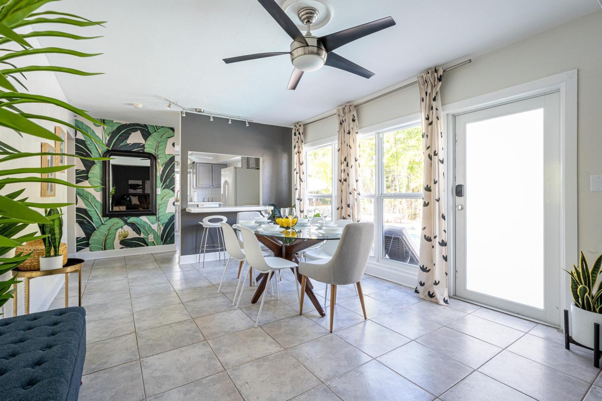 Bright: Tropical Retreat - Ridge - East Sunrise Blvd Apartment *