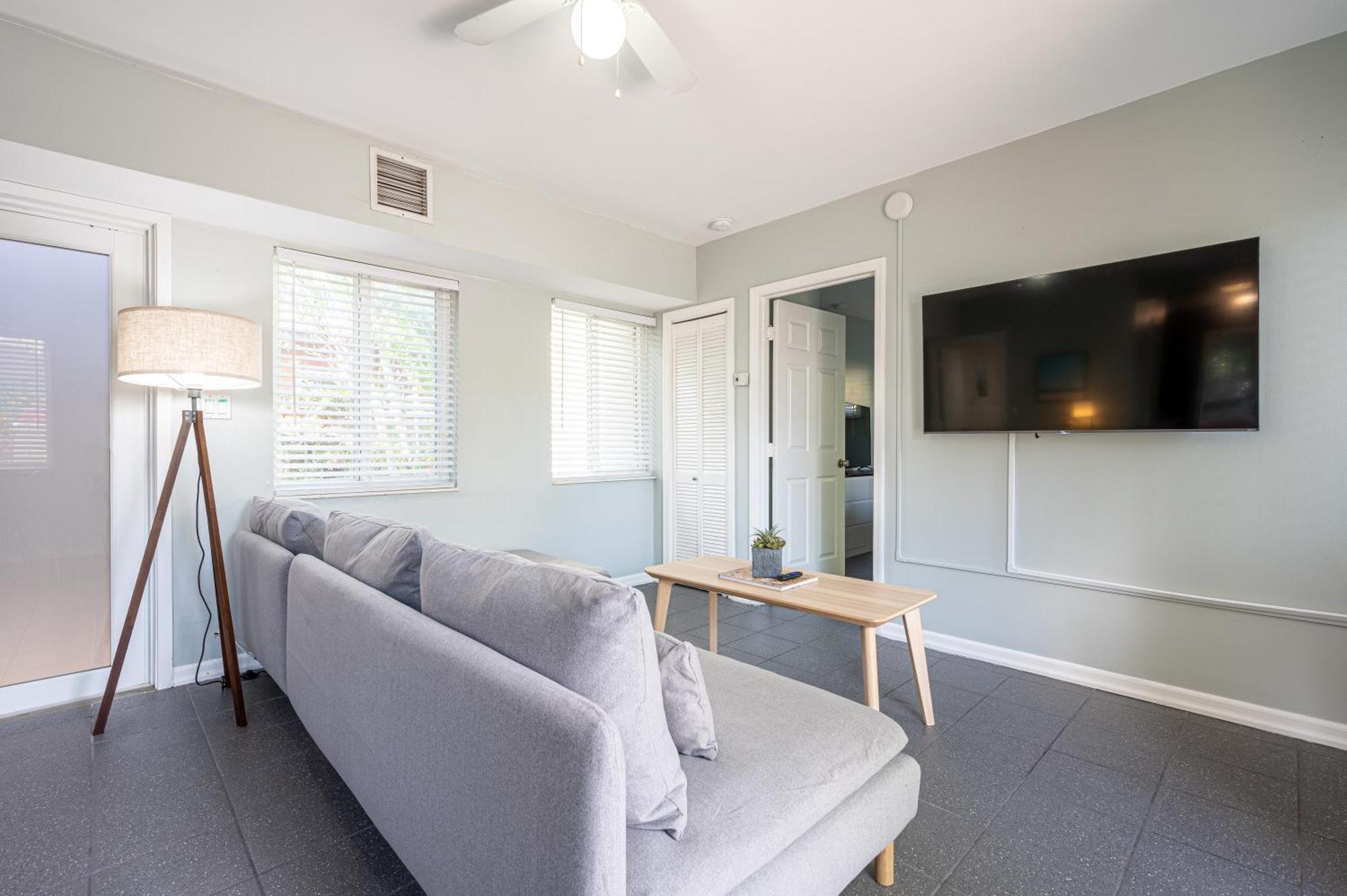 Bright: Tropical Retreat - Ridge - East Sunrise Blvd