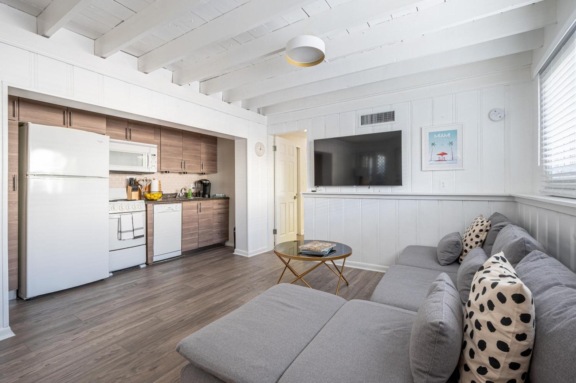 Apartment Bright: Tropical Retreat - Ridge - East Sunrise Blvd