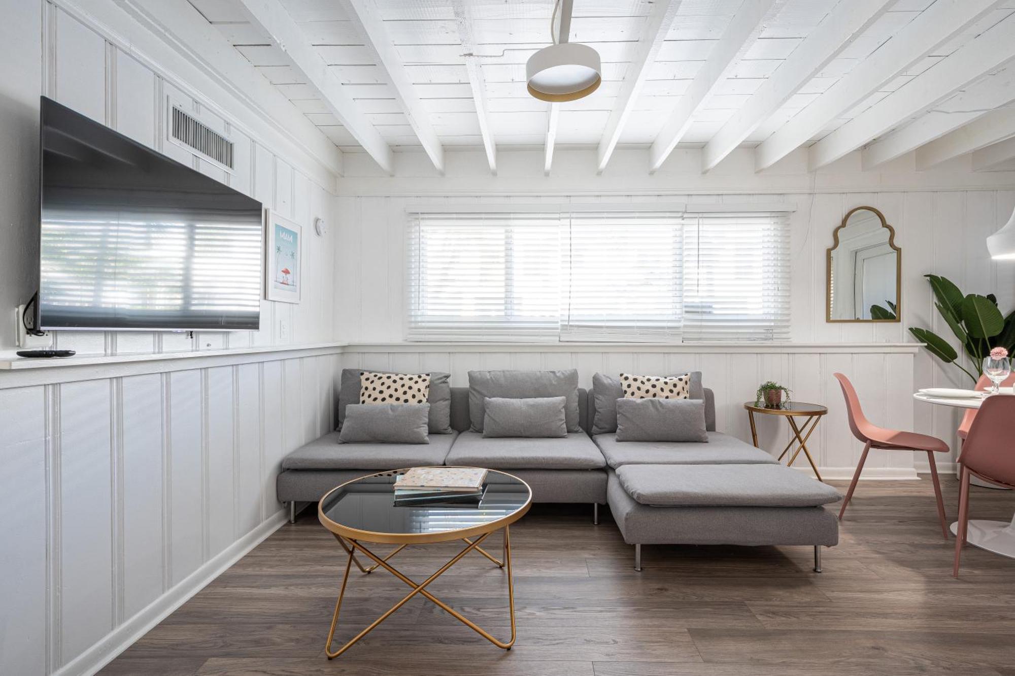 Apartment Bright: Tropical Retreat - Ridge - East Sunrise Blvd *