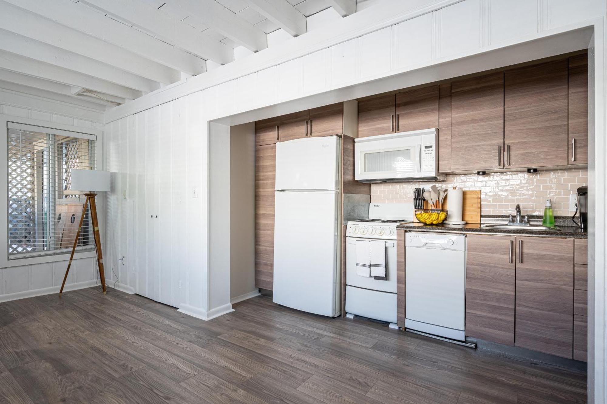 Bright: Tropical Retreat - Ridge - East Sunrise Blvd *