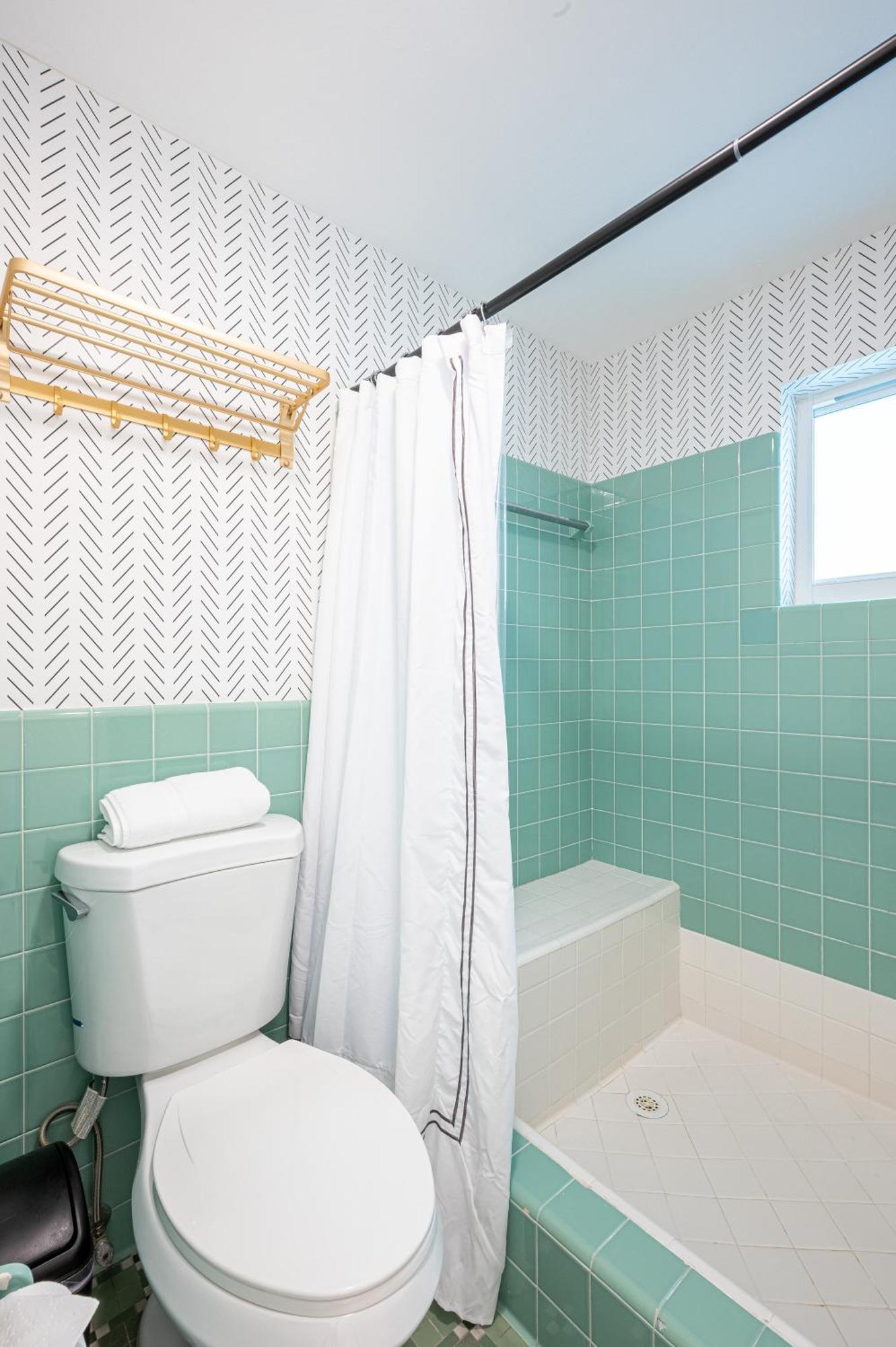 Bright: Tropical Retreat - Ridge - East Sunrise Blvd