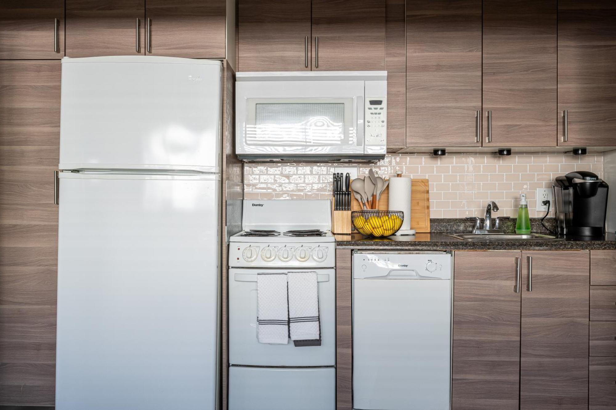 Bright: Tropical Retreat - Ridge - East Sunrise Blvd Apartment *