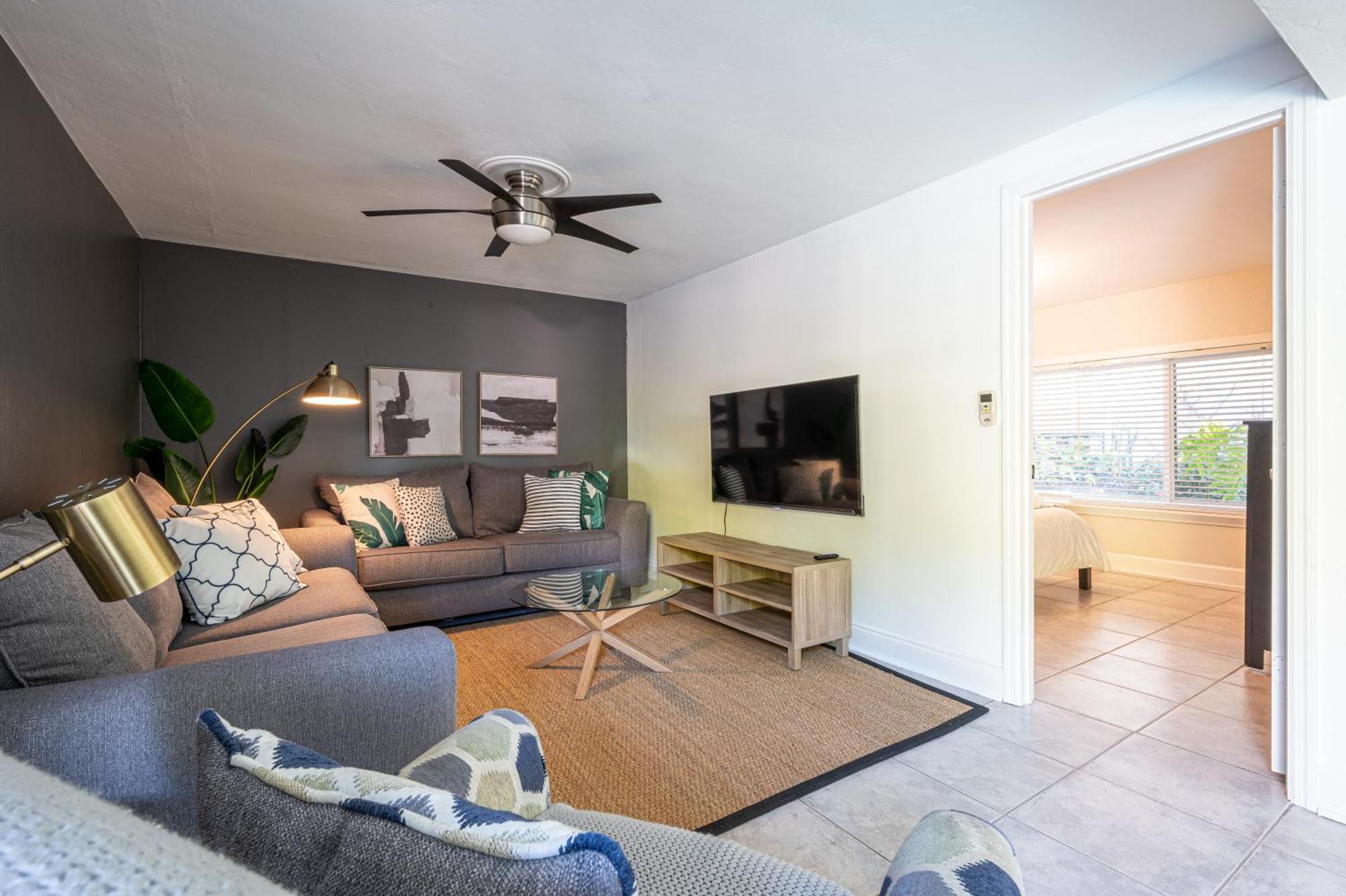 Bright: Tropical Retreat - Ridge - East Sunrise Blvd *