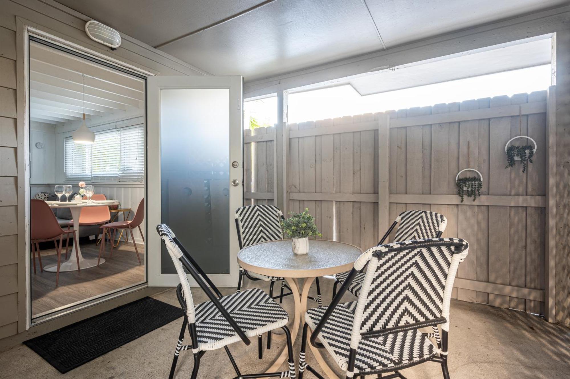 Bright: Tropical Retreat - Ridge - East Sunrise Blvd Apartment *