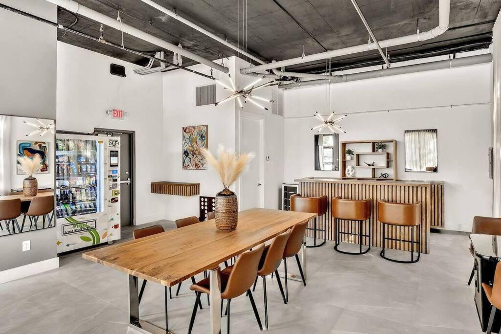 Apartment Stylish Ft Lauderdale Getaway Pool Gym Near *