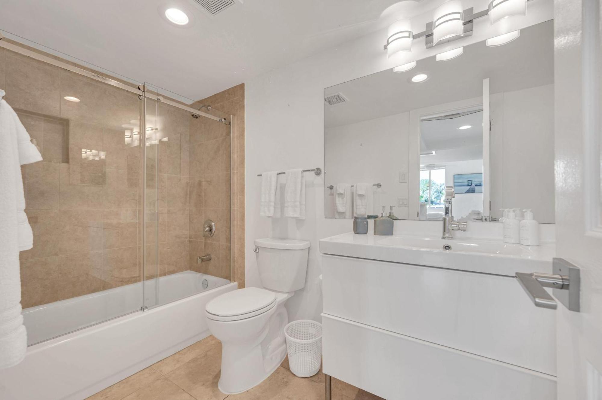 By Waterfront Key Two Apartment *