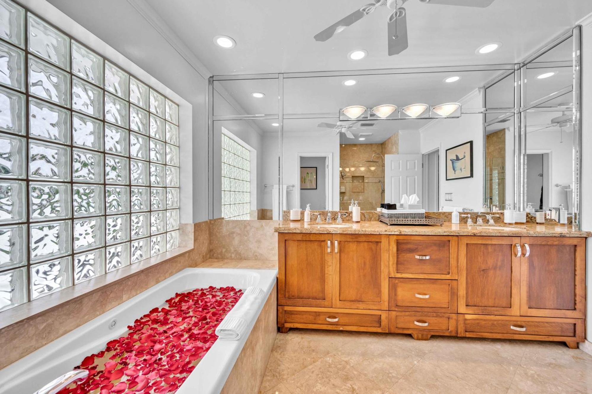 Two-floor Heated Pool Dock Access Quiet Neighborhood Saltaire One Resldences Apartment