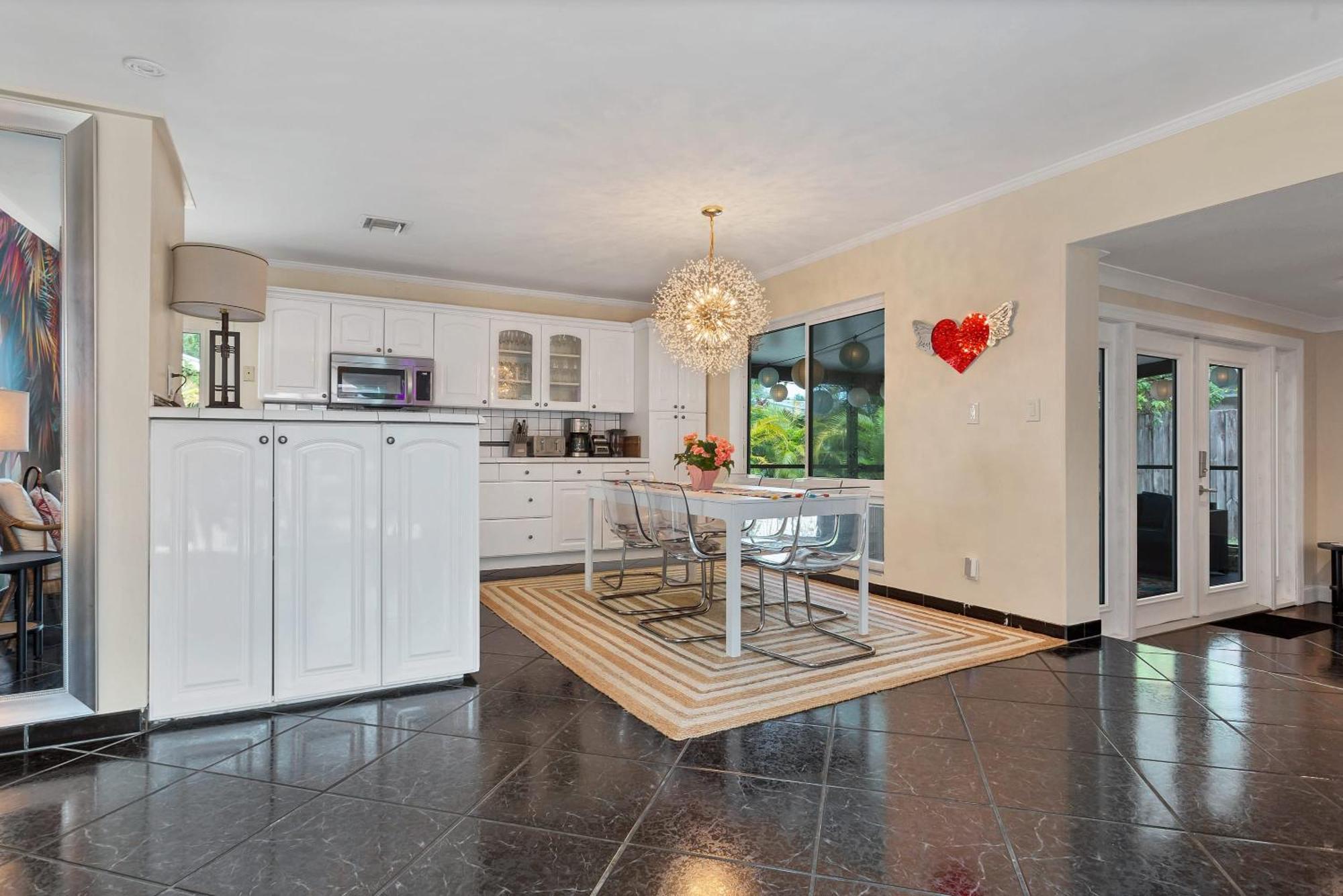5 Minute Walk To Wilton Drive Holiday home *