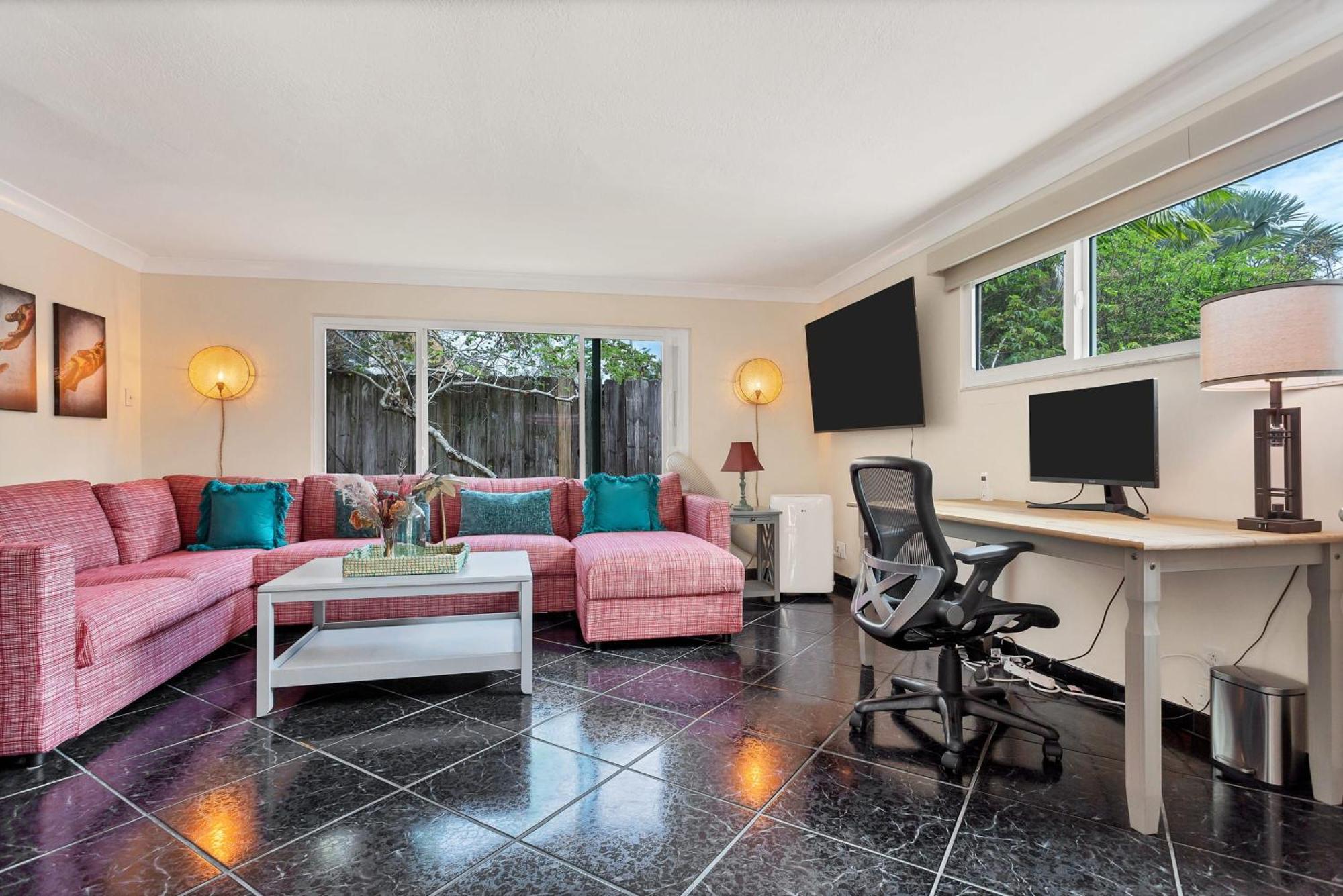 5 Minute Walk To Wilton Drive Holiday home