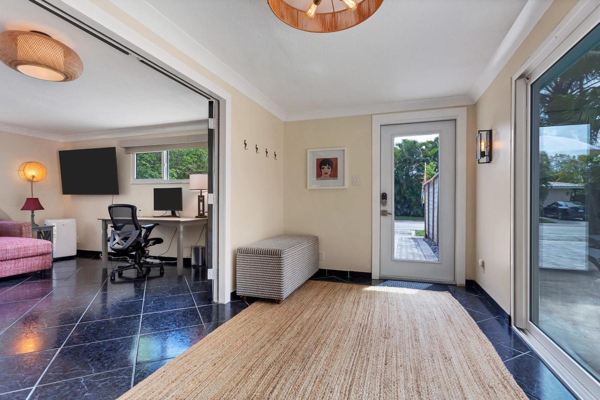 5 Minute Walk To Wilton Drive Holiday home